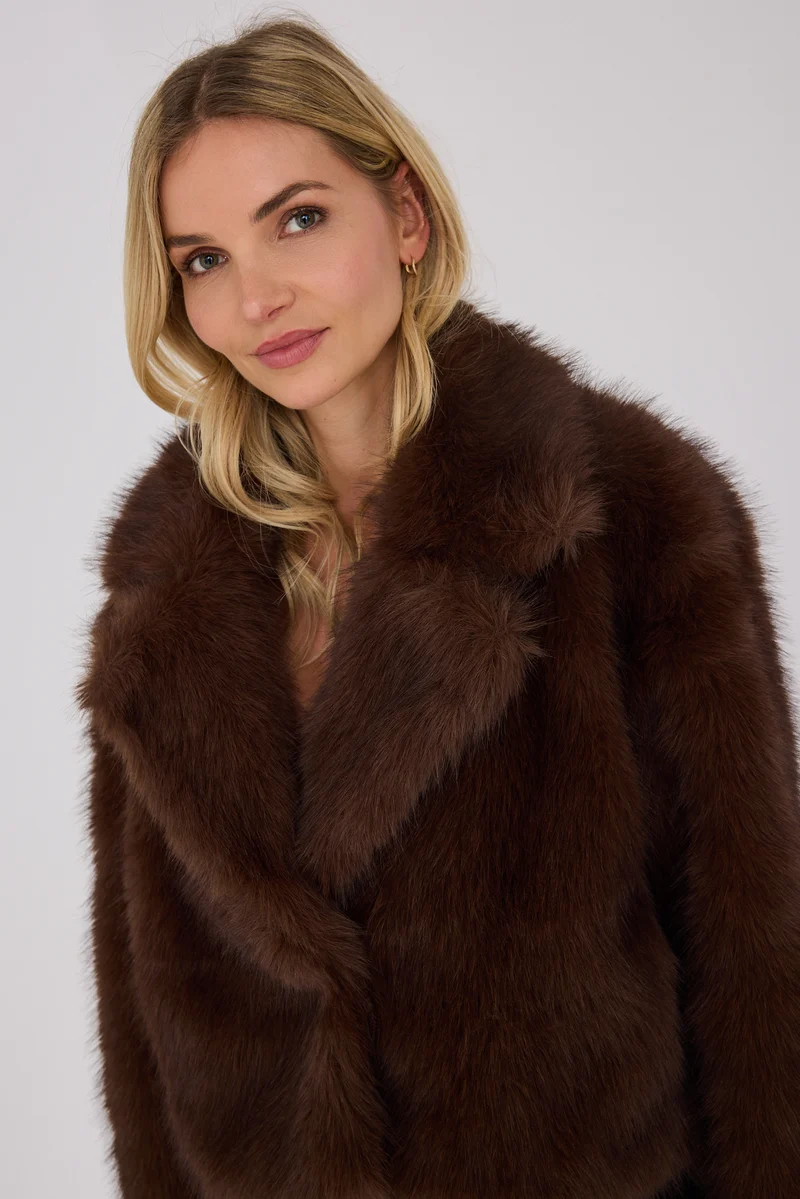 https://images.femalesconceptstore.becosoft.net/articles/A-View_jacket_AV8213-Jacket-AV8213-194_Dark_Brown-3_800x.webp?qs=6023