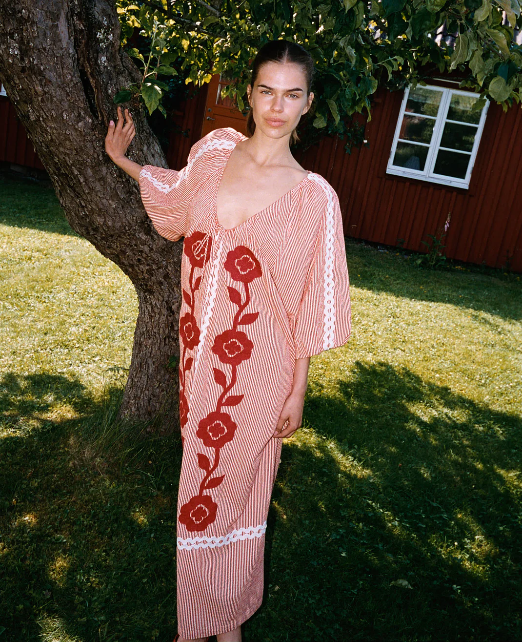 https://images.femalesconceptstore.becosoft.net/articles/Abelone_Dress_2_e00761d4-174b-4dd0-b999-e61a8f56ada2.webp?qs=5569