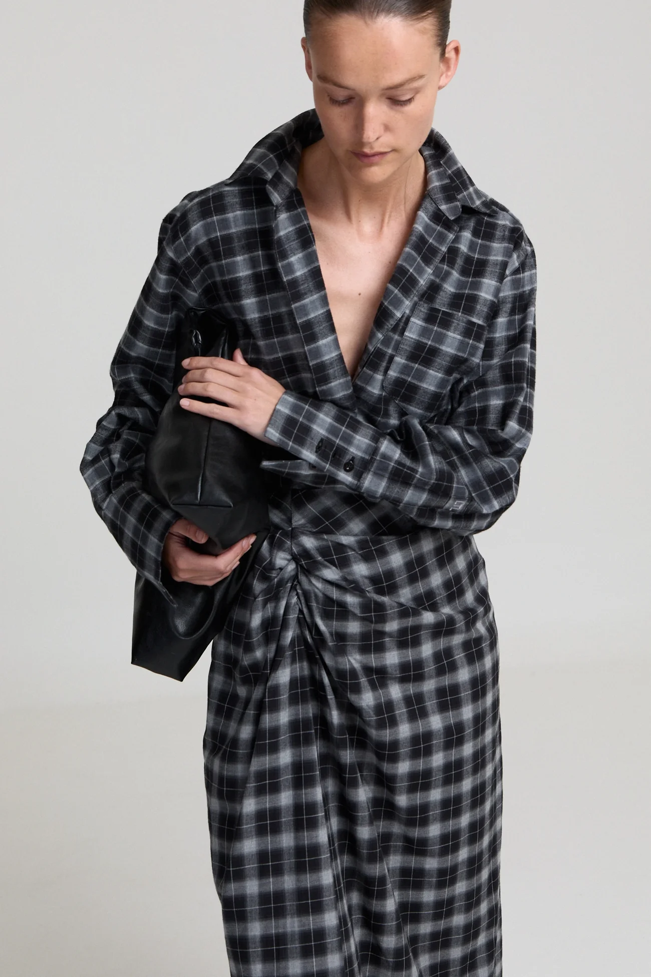 https://images.femalesconceptstore.becosoft.net/articles/Alanisgreycheckedmidiskirt1.webp?qs=5876
