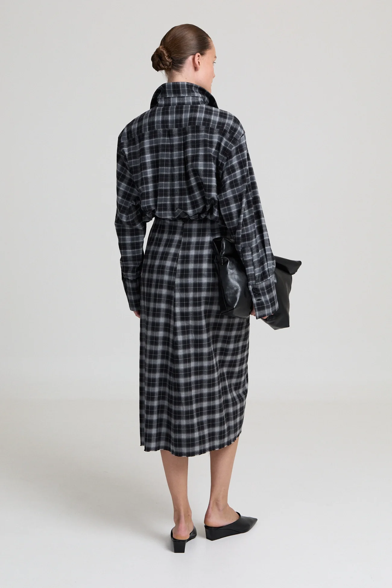 https://images.femalesconceptstore.becosoft.net/articles/Alanisgreycheckedmidiskirt13.webp?qs=5877
