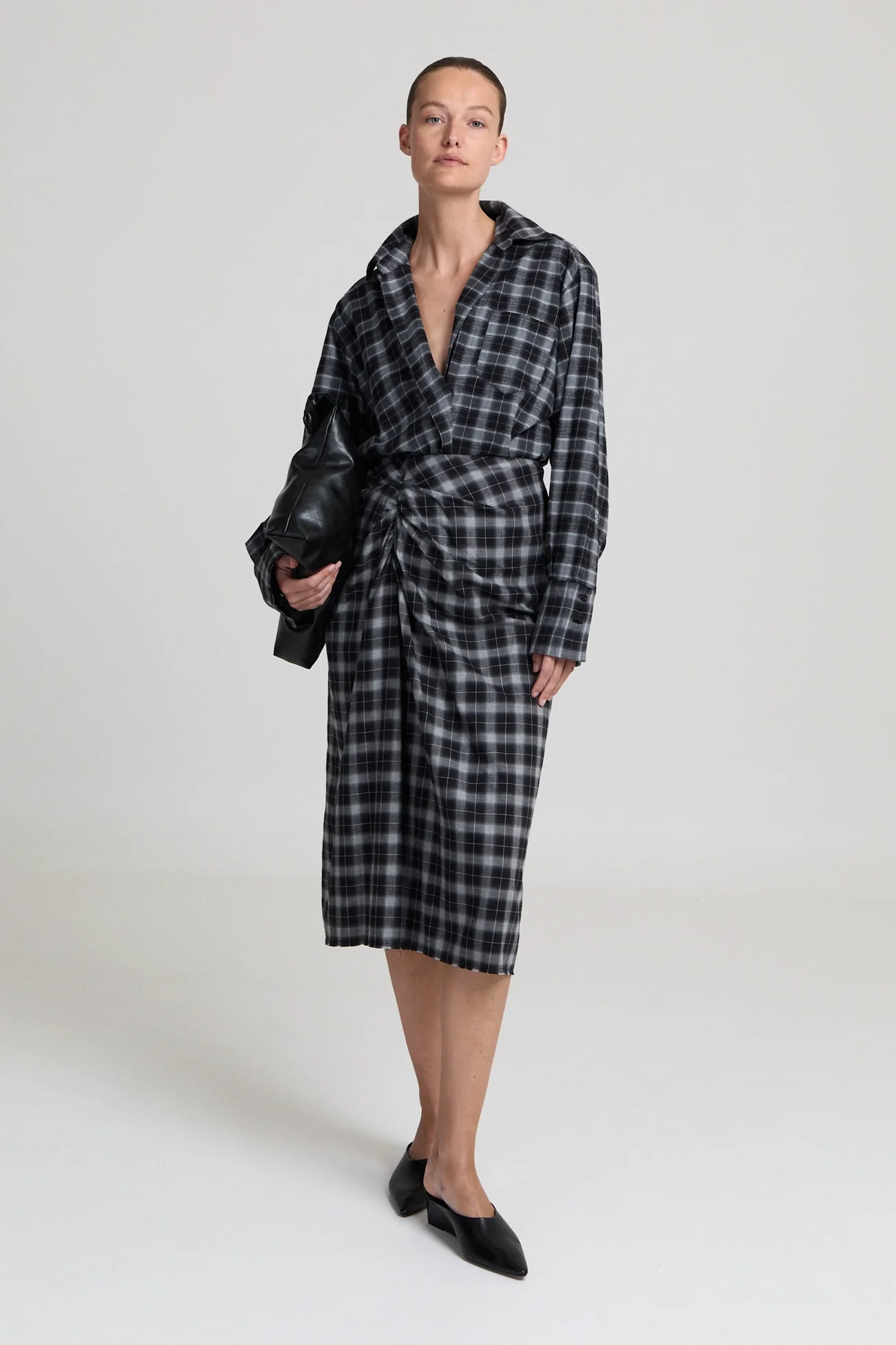 https://images.femalesconceptstore.becosoft.net/articles/Alanisgreycheckedmidiskirt2.webp?qs=5875