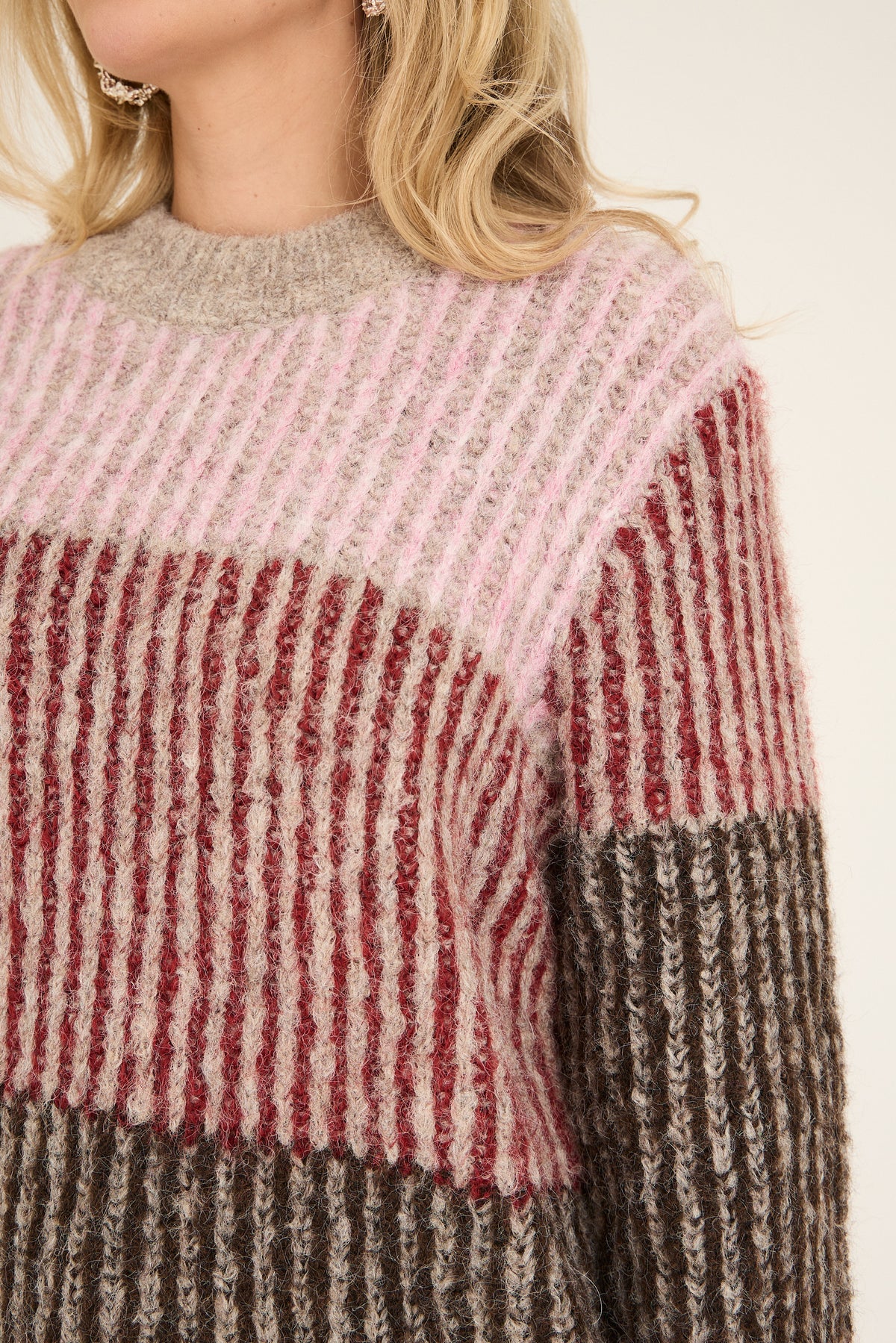 https://images.femalesconceptstore.becosoft.net/articles/Aliana_knit_pullover_AV6096-Knit-AV6096-255_rose_red-2_1200x1800.jpg?height=150&width=150&scale=canvas&qs=3793