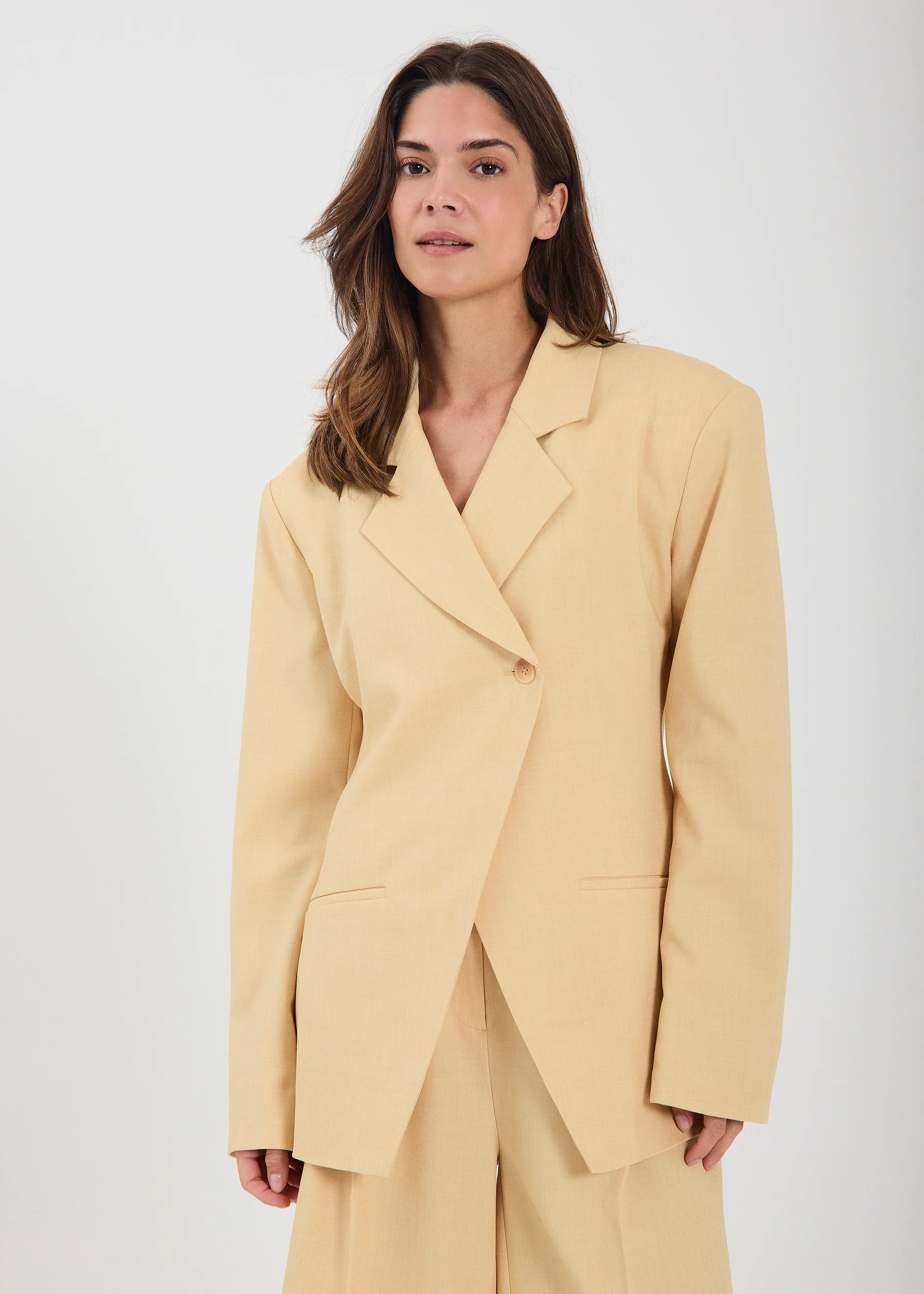 https://images.femalesconceptstore.becosoft.net/articles/Alli_blazer-Blazer-11863203-Dusty_yellow-2.webp?qs=5106