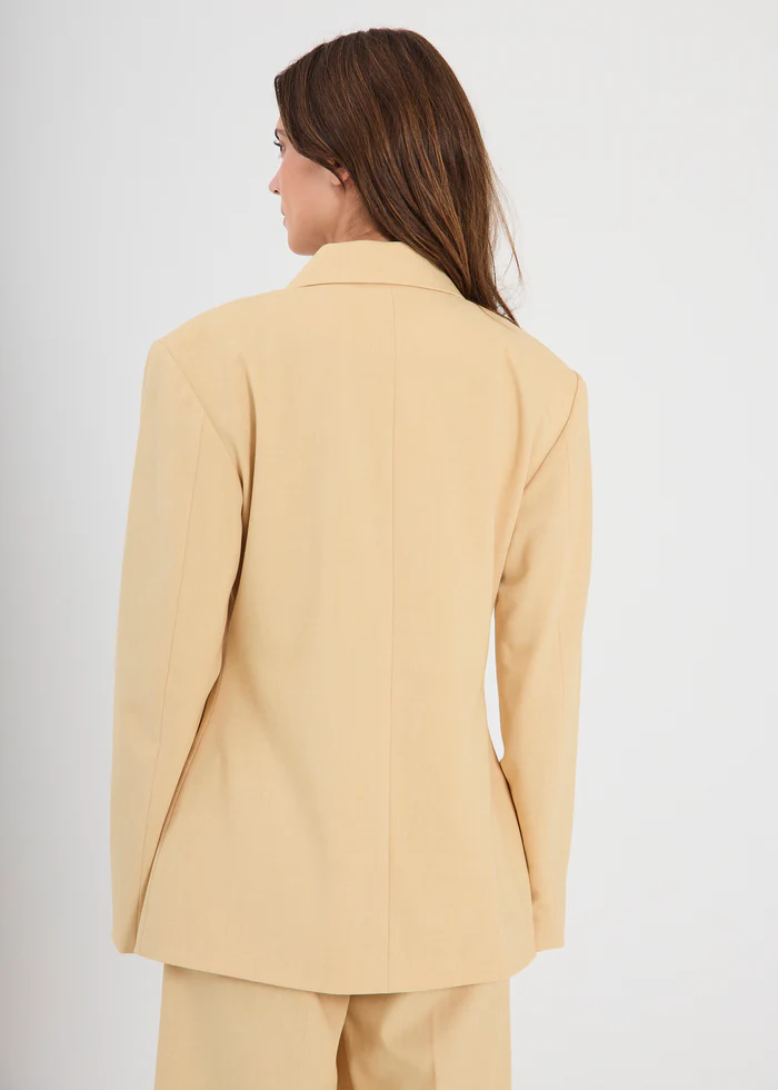 https://images.femalesconceptstore.becosoft.net/articles/Alli_blazer-Blazer-11863203-Dusty_yellow-4.webp?qs=5107