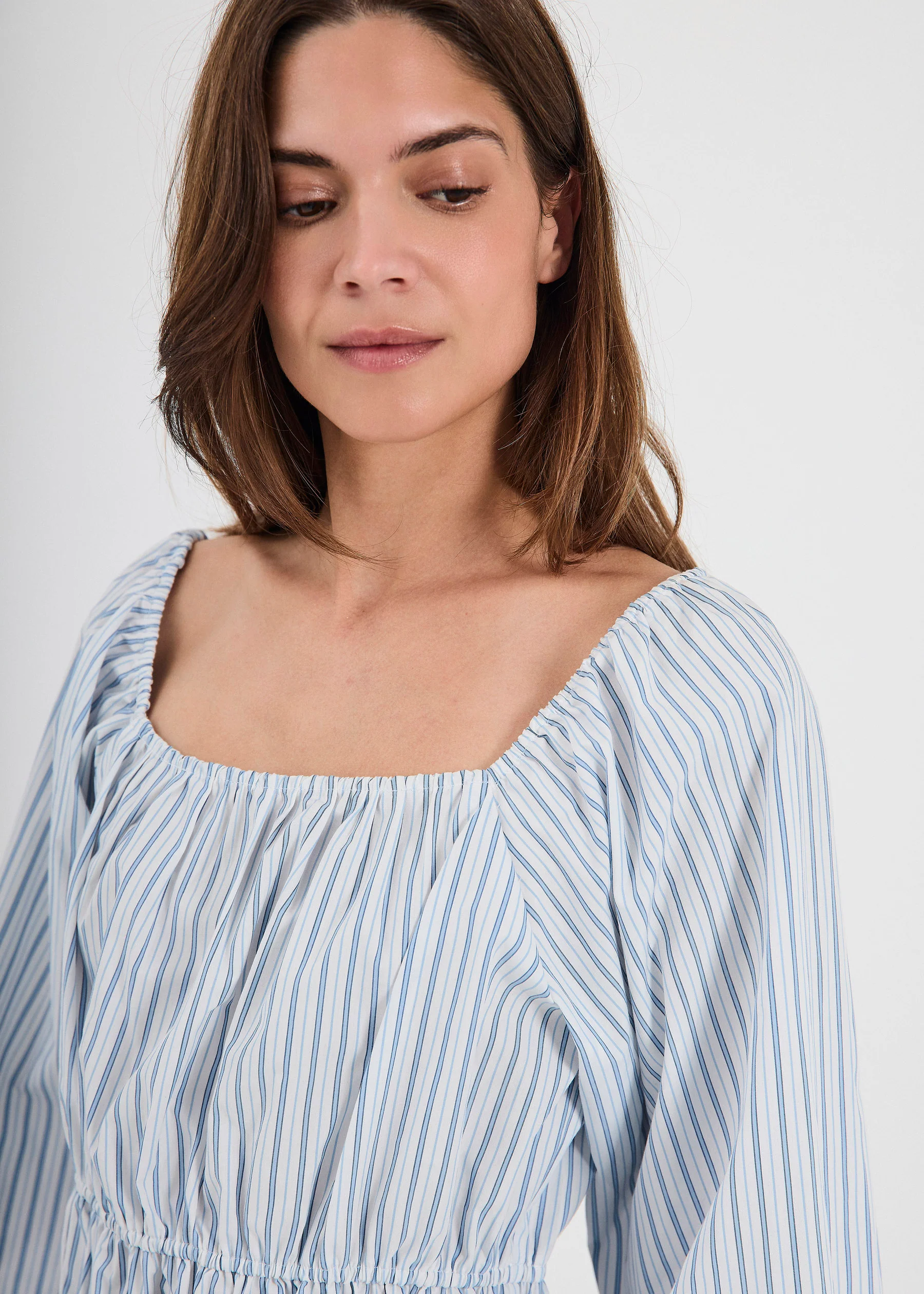 https://images.femalesconceptstore.becosoft.net/articles/Alva_top-Tops-11863208-Light_blue_stripe-1.webp?qs=4670