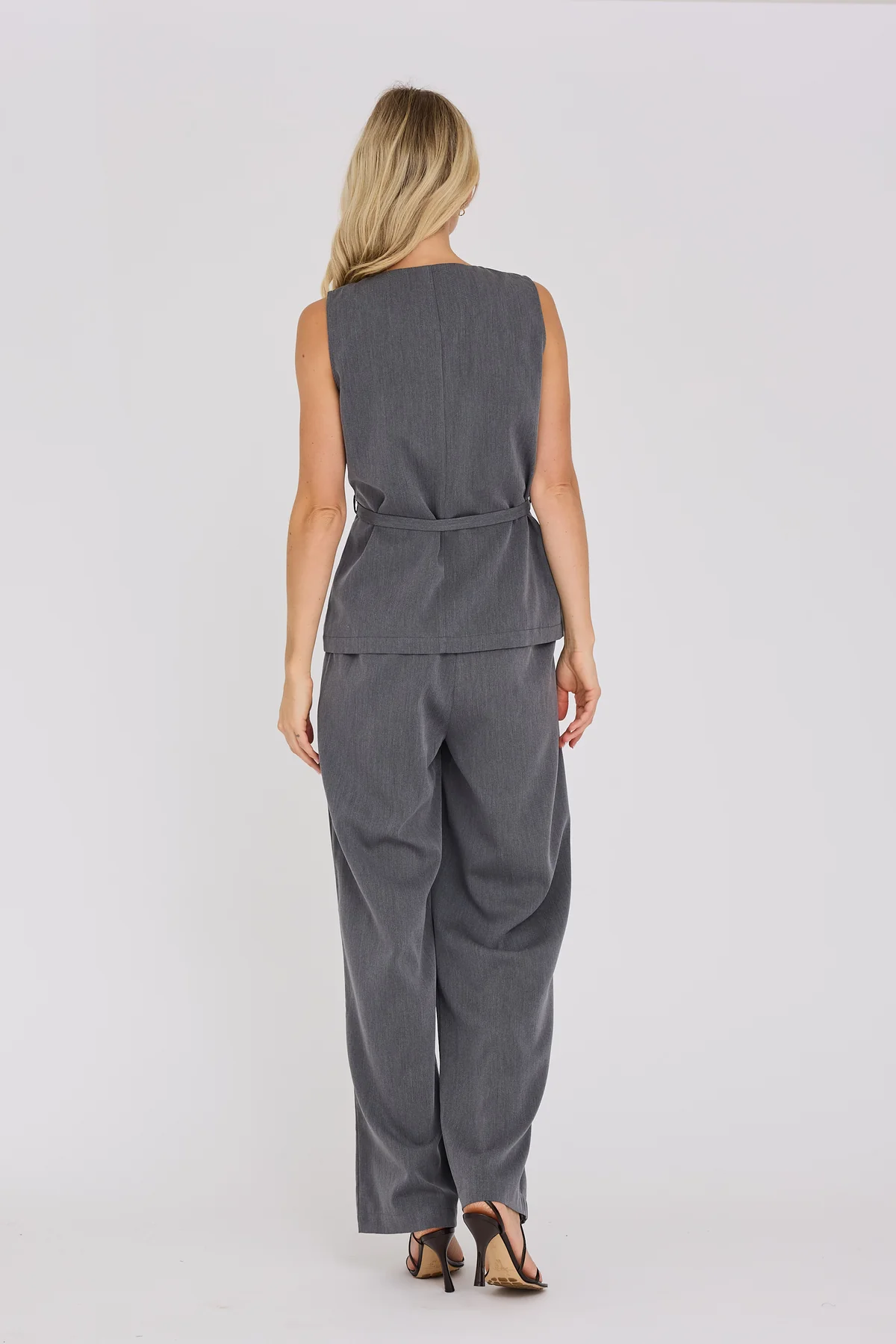 https://images.femalesconceptstore.becosoft.net/articles/Anabrit_pants_AV8249-Pants-AV8249-283_Dark_Grey-1_1200x1800.webp?qs=6041