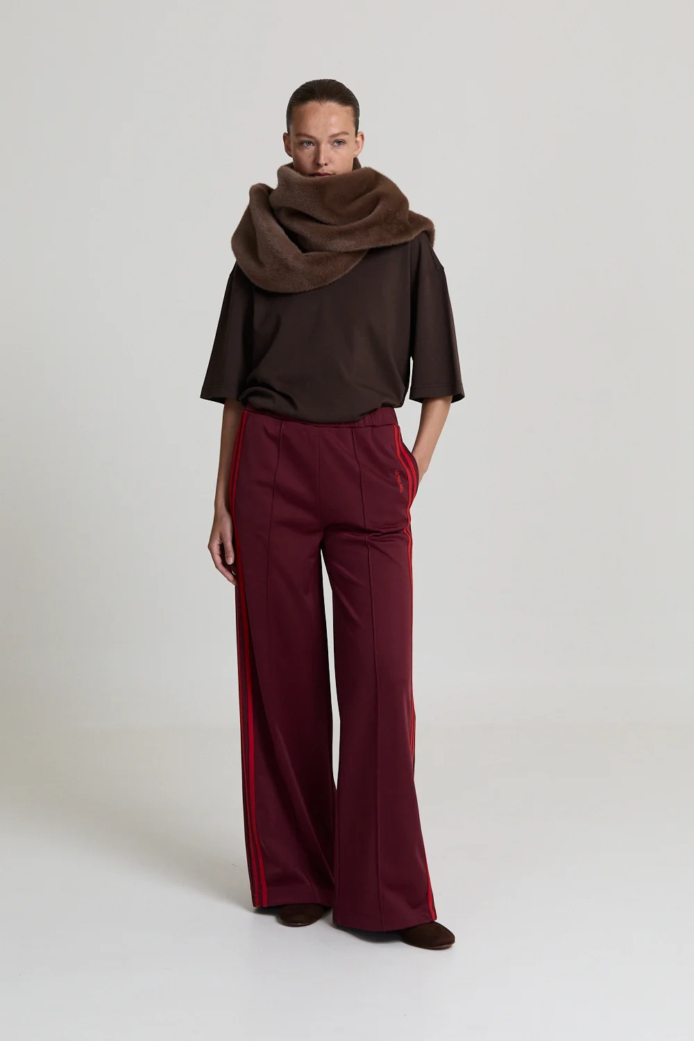 https://images.femalesconceptstore.becosoft.net/articles/AstridBurgundy_Track_Pants.webp?qs=5772