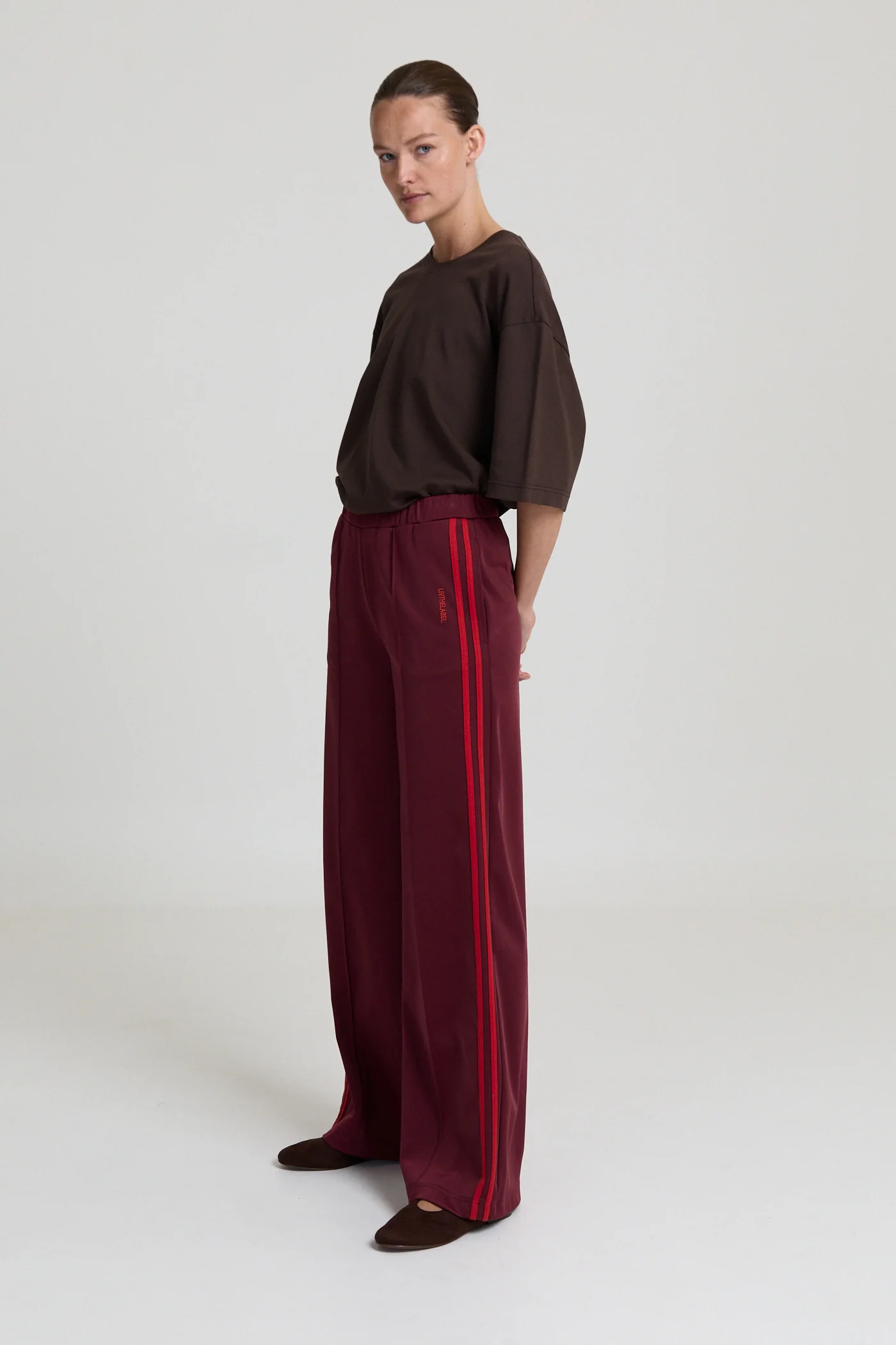 https://images.femalesconceptstore.becosoft.net/articles/Astrid_burgundy_pants_1.webp?qs=5771