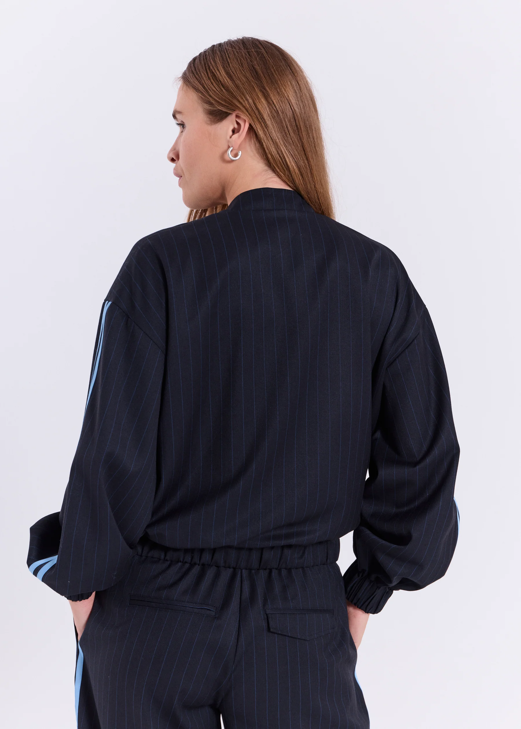 https://images.femalesconceptstore.becosoft.net/articles/Billy_light_bomber_jacket-Jackets-11863371-Navy-1.webp?qs=6095