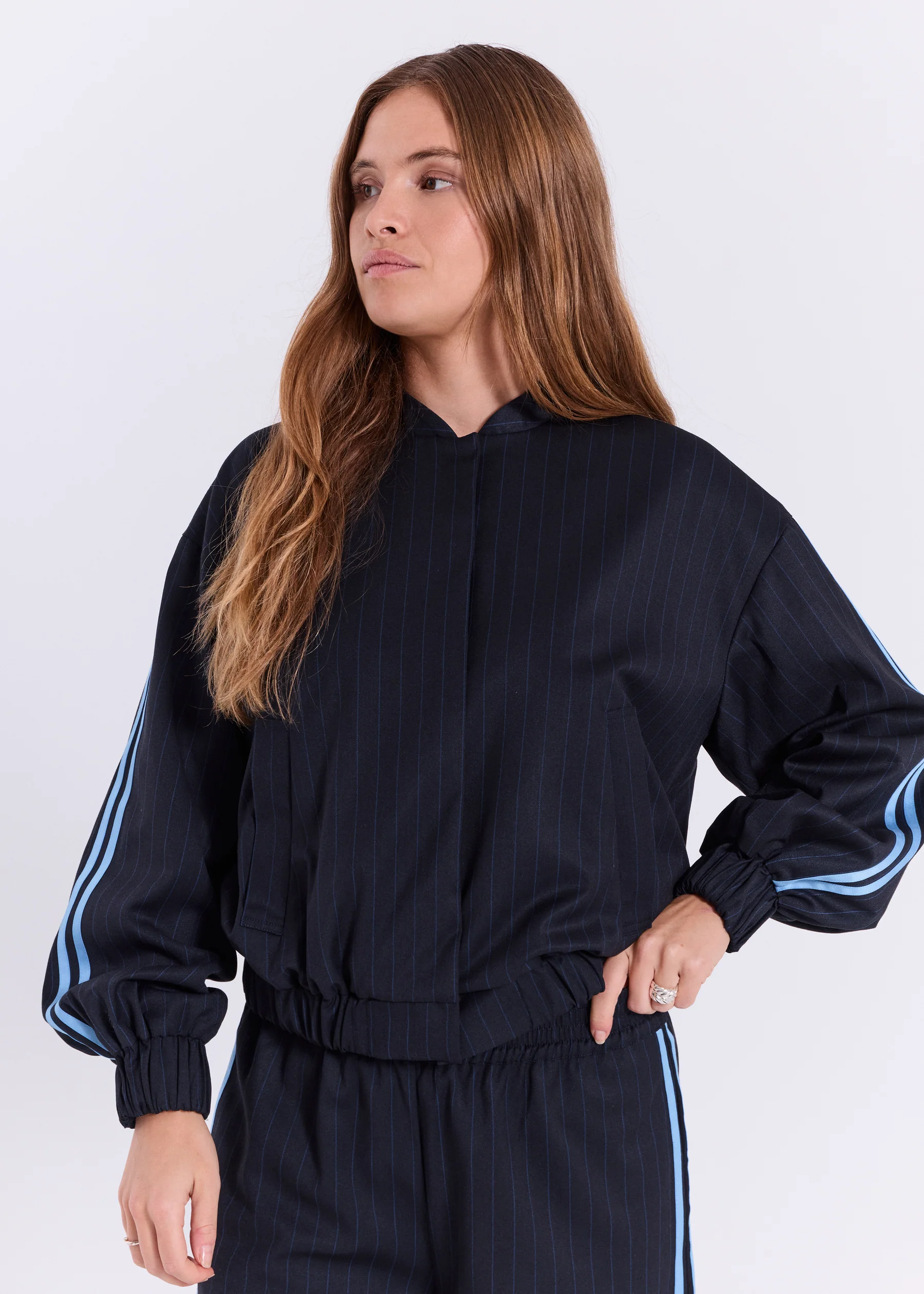 https://images.femalesconceptstore.becosoft.net/articles/Billy_light_bomber_jacket-Jackets-11863371-Navy.webp?qs=6094