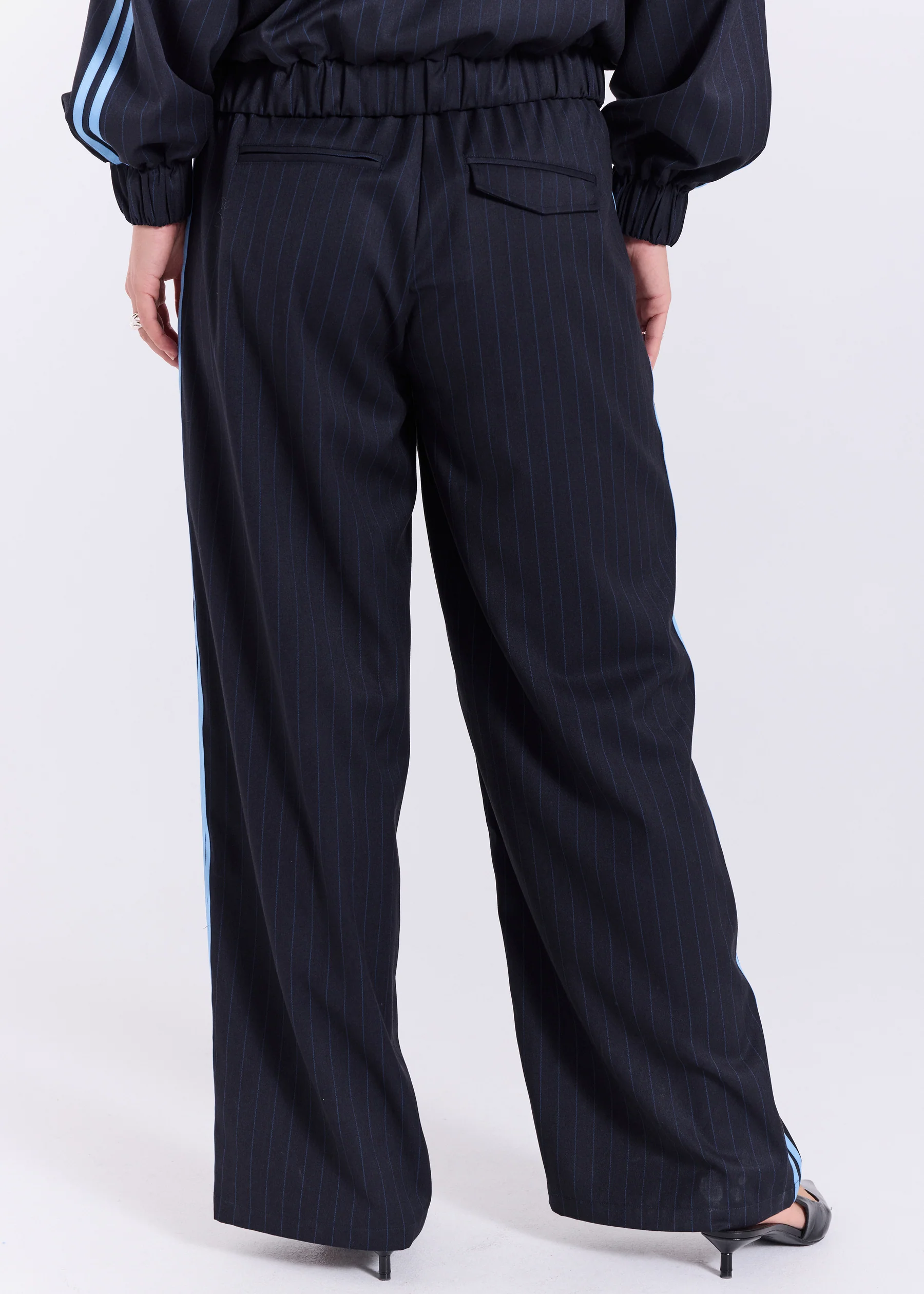 https://images.femalesconceptstore.becosoft.net/articles/Billy_pants-Pants-11863370-Navy-1.webp?qs=6093