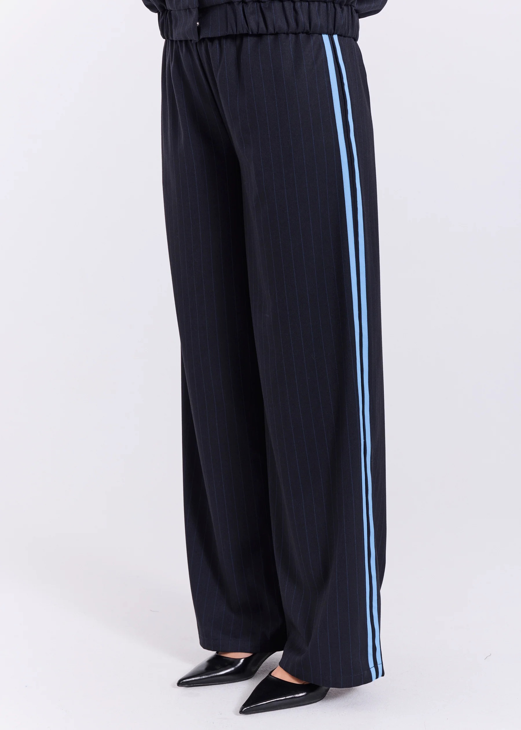 https://images.femalesconceptstore.becosoft.net/articles/Billy_pants-Pants-11863370-Navy.webp?qs=6092