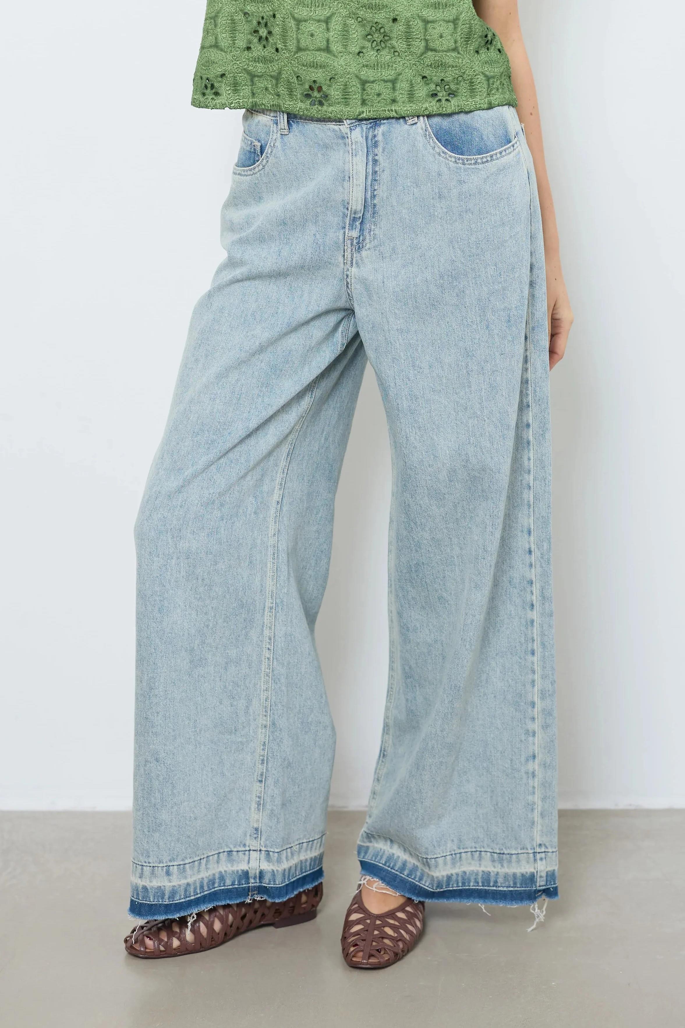 https://images.femalesconceptstore.becosoft.net/articles/Bristoldenimlightblue3.jpg?qs=4884
