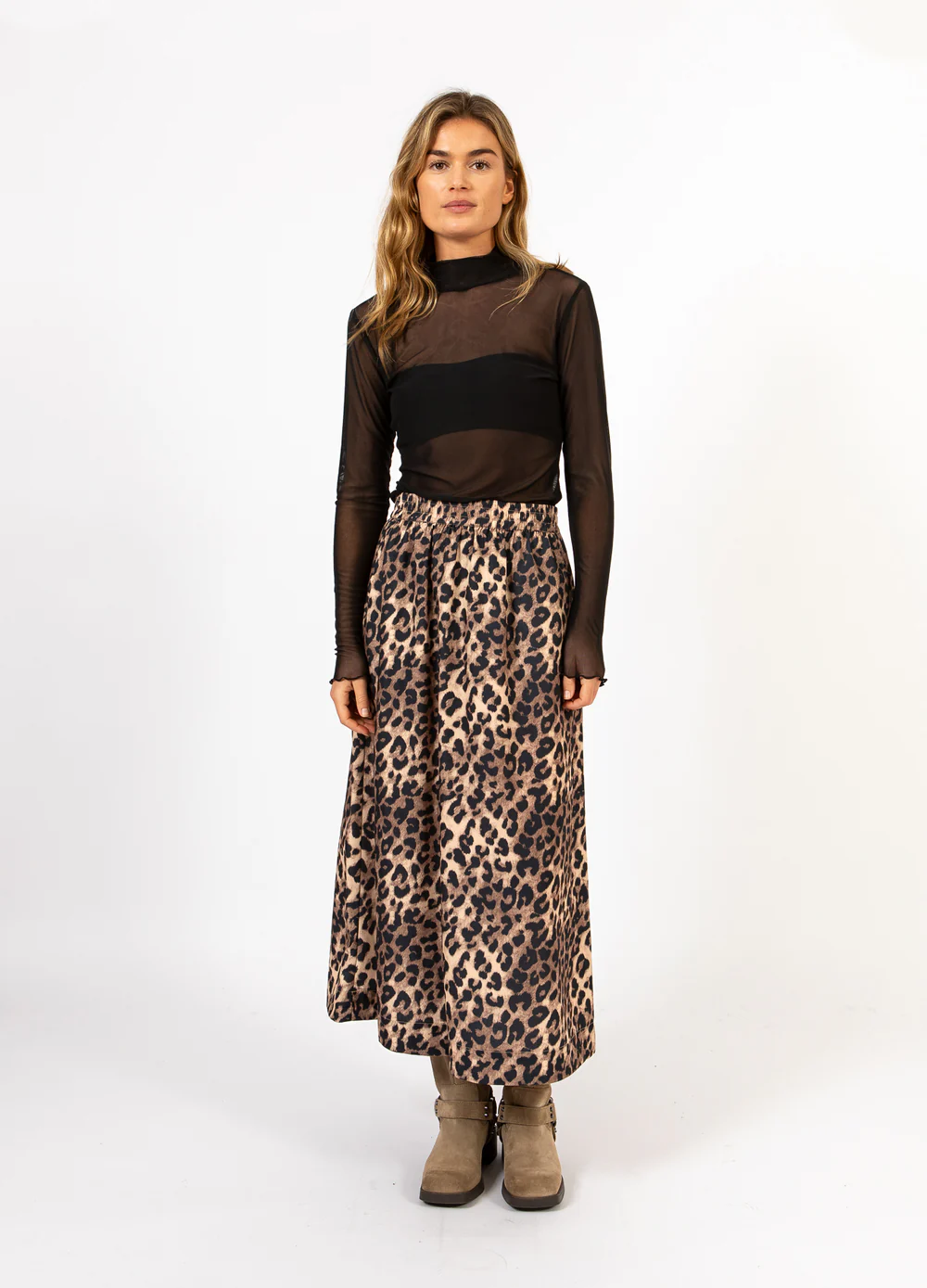 https://images.femalesconceptstore.becosoft.net/articles/CC_HEART_ELISE_LANGE_ROK_IN_LEO_PRINT-Skirt-CCH4542-254-Leo_print_-_900_1000x.webp?qs=3780
