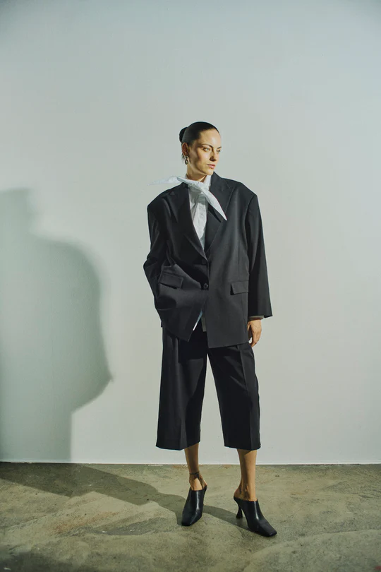 https://images.femalesconceptstore.becosoft.net/articles/CMTAILOR-pantsbermudablack2.webp?qs=5455
