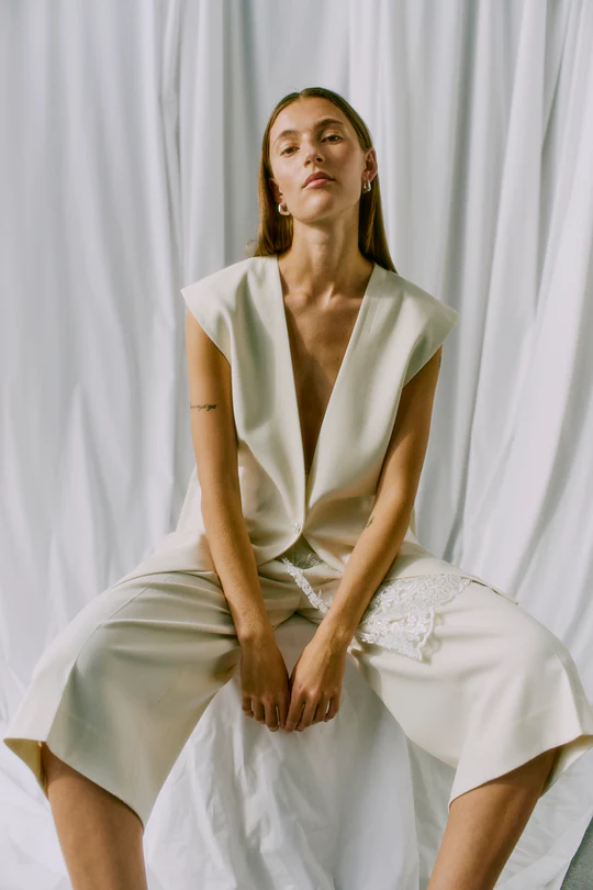 https://images.femalesconceptstore.becosoft.net/articles/CMTAILOR-pantsbermudajetstream2.webp?qs=5457