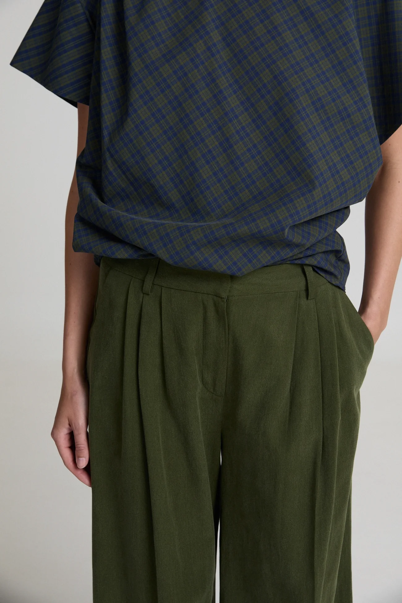 https://images.femalesconceptstore.becosoft.net/articles/Camillepantskhakigreen1.webp?qs=5893
