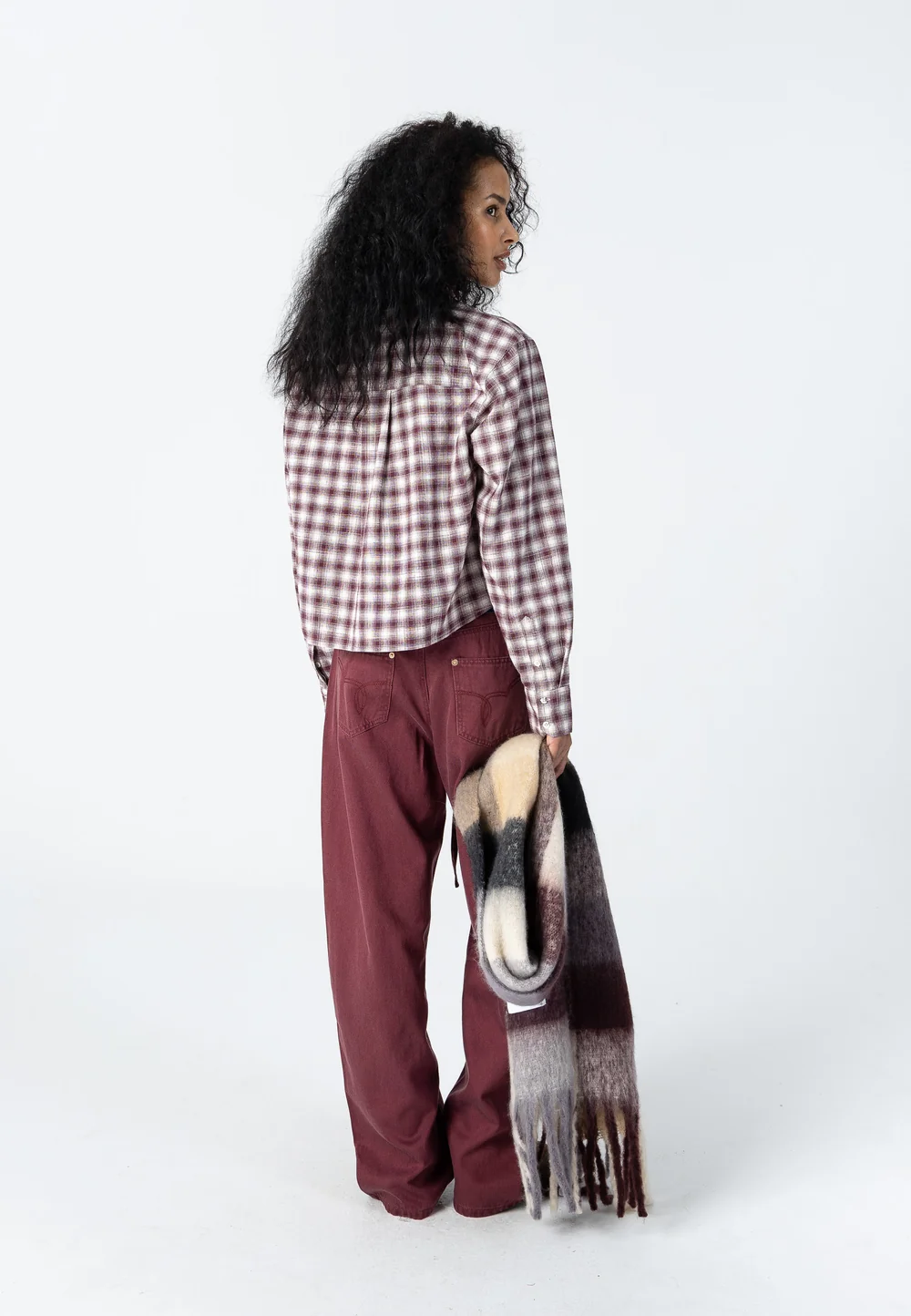 https://images.femalesconceptstore.becosoft.net/articles/Classic_shirt_-_checked-Shirt_Blouse-264-1441-Creme_bordeaux_check_-_613-2_1000x.webp?qs=6002