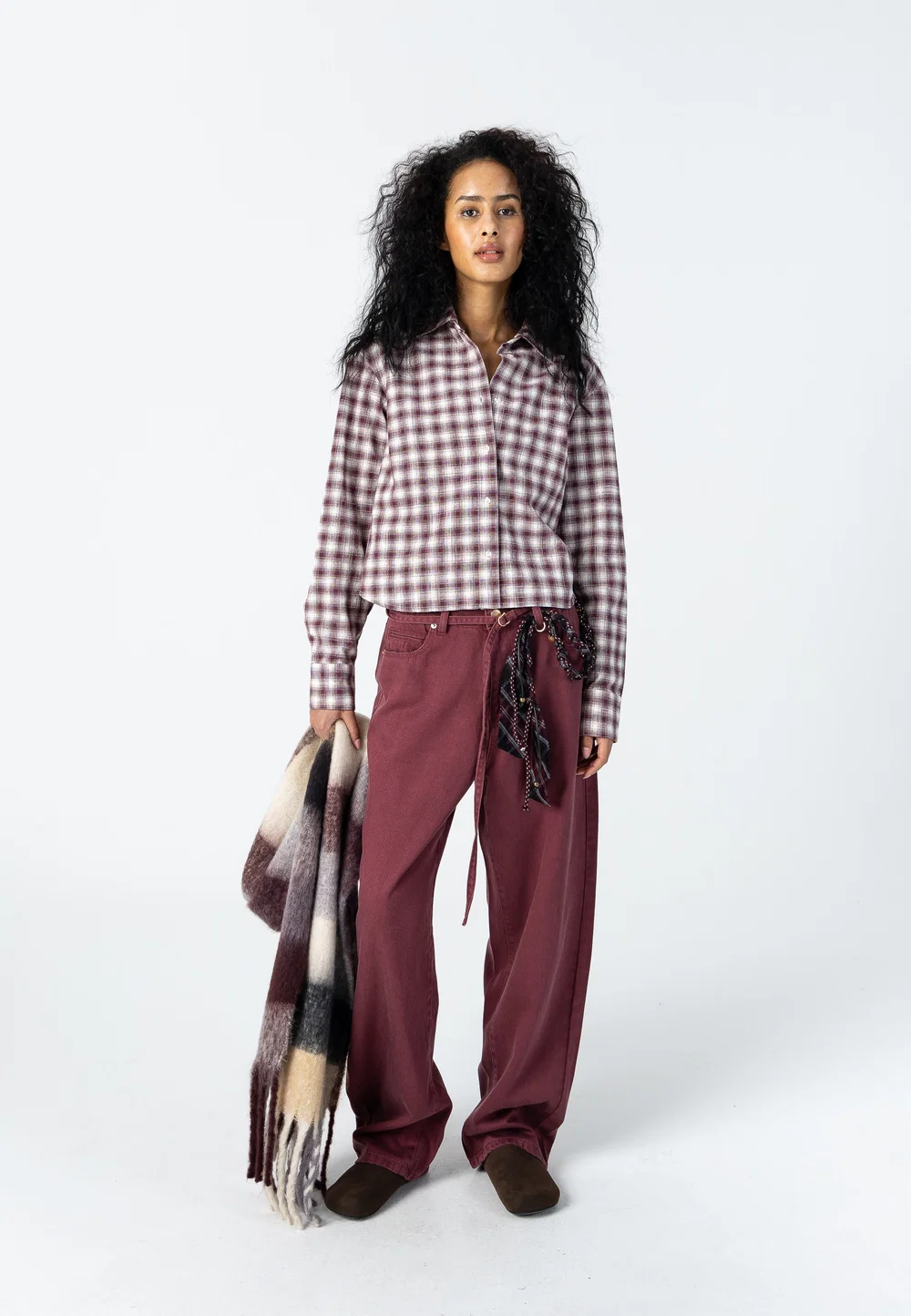 https://images.femalesconceptstore.becosoft.net/articles/Clclassic_shirt_-_checked-Shirt_Blouse-264-1441-Creme_bordeaux_check_-_613-1_1000x.webp?qs=6001