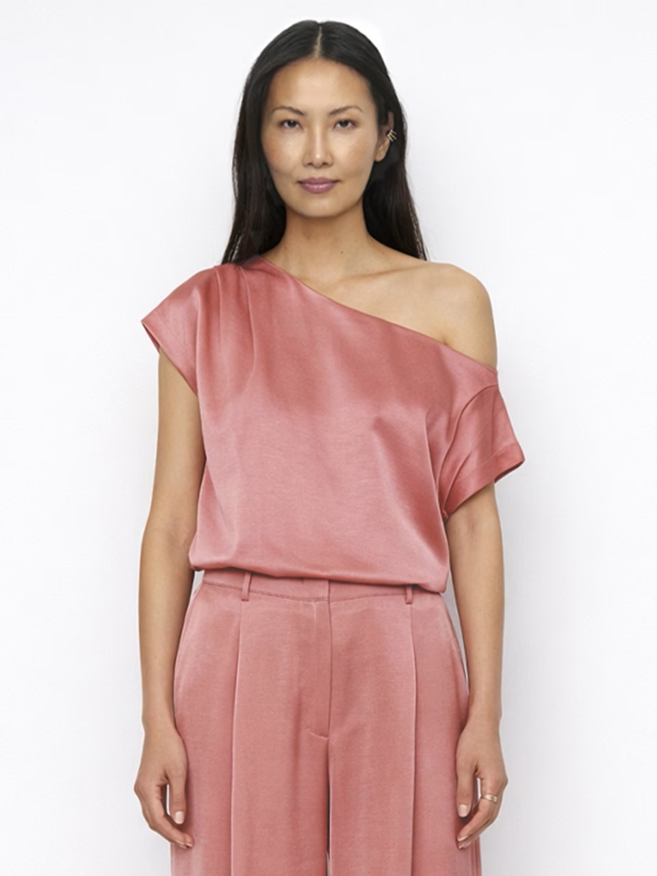 https://images.femalesconceptstore.becosoft.net/articles/Dante6-Roamtop1.jpg?qs=5582