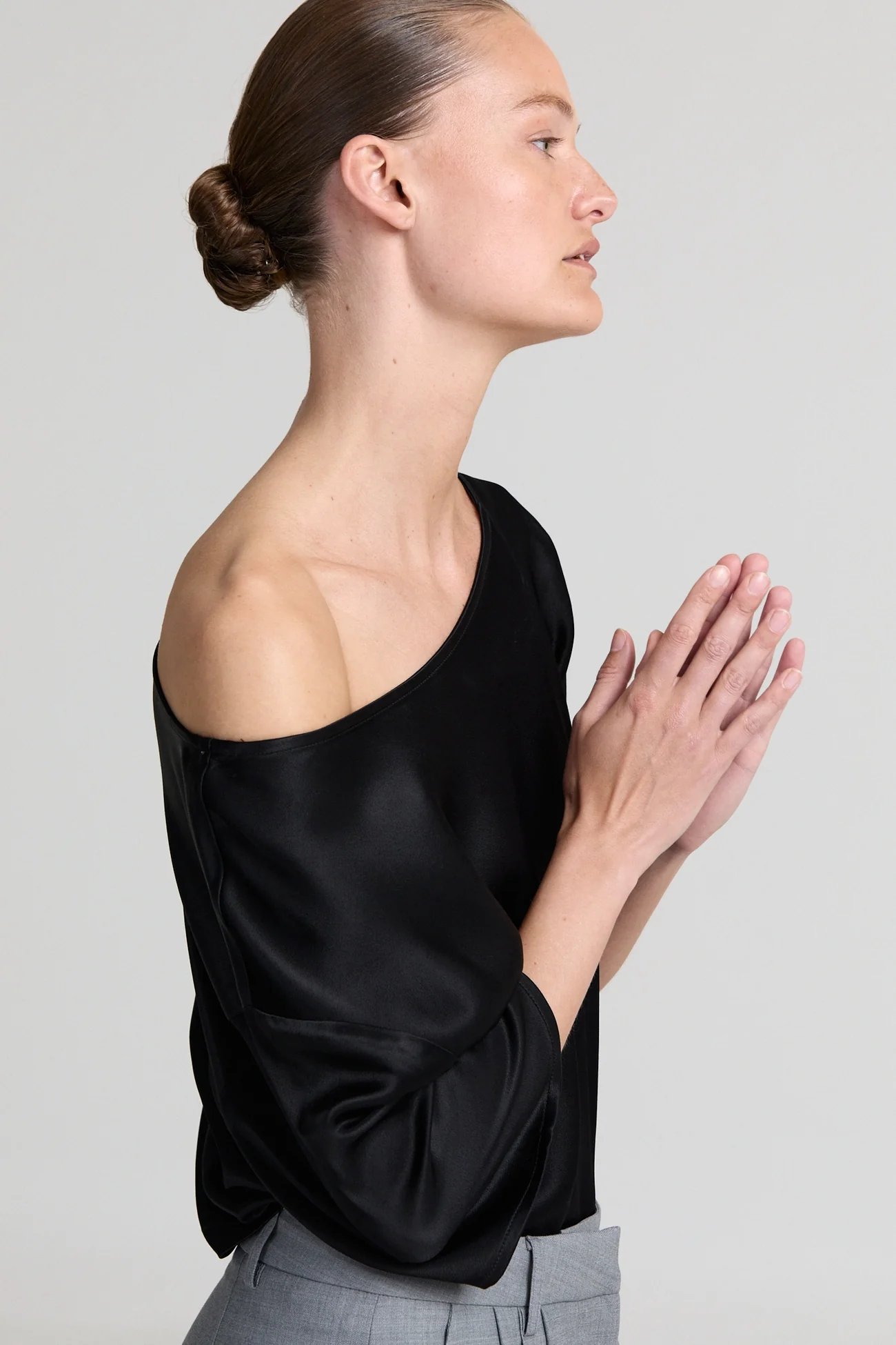 https://images.femalesconceptstore.becosoft.net/articles/Daphneoffshouldertopblack1.webp?qs=5881