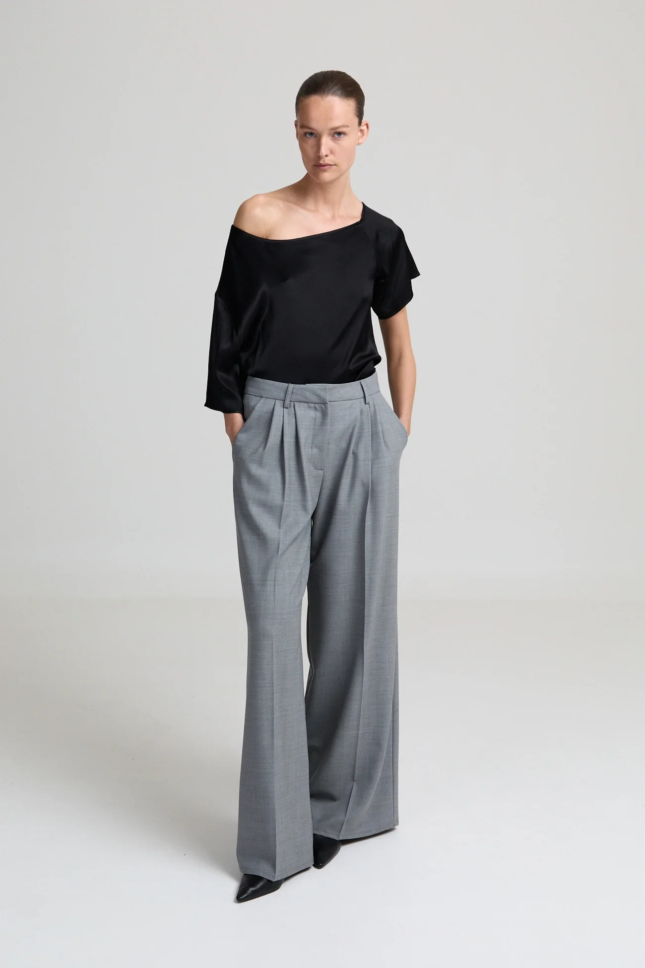 https://images.femalesconceptstore.becosoft.net/articles/Daphneoffshouldertopblack2.webp?qs=5882