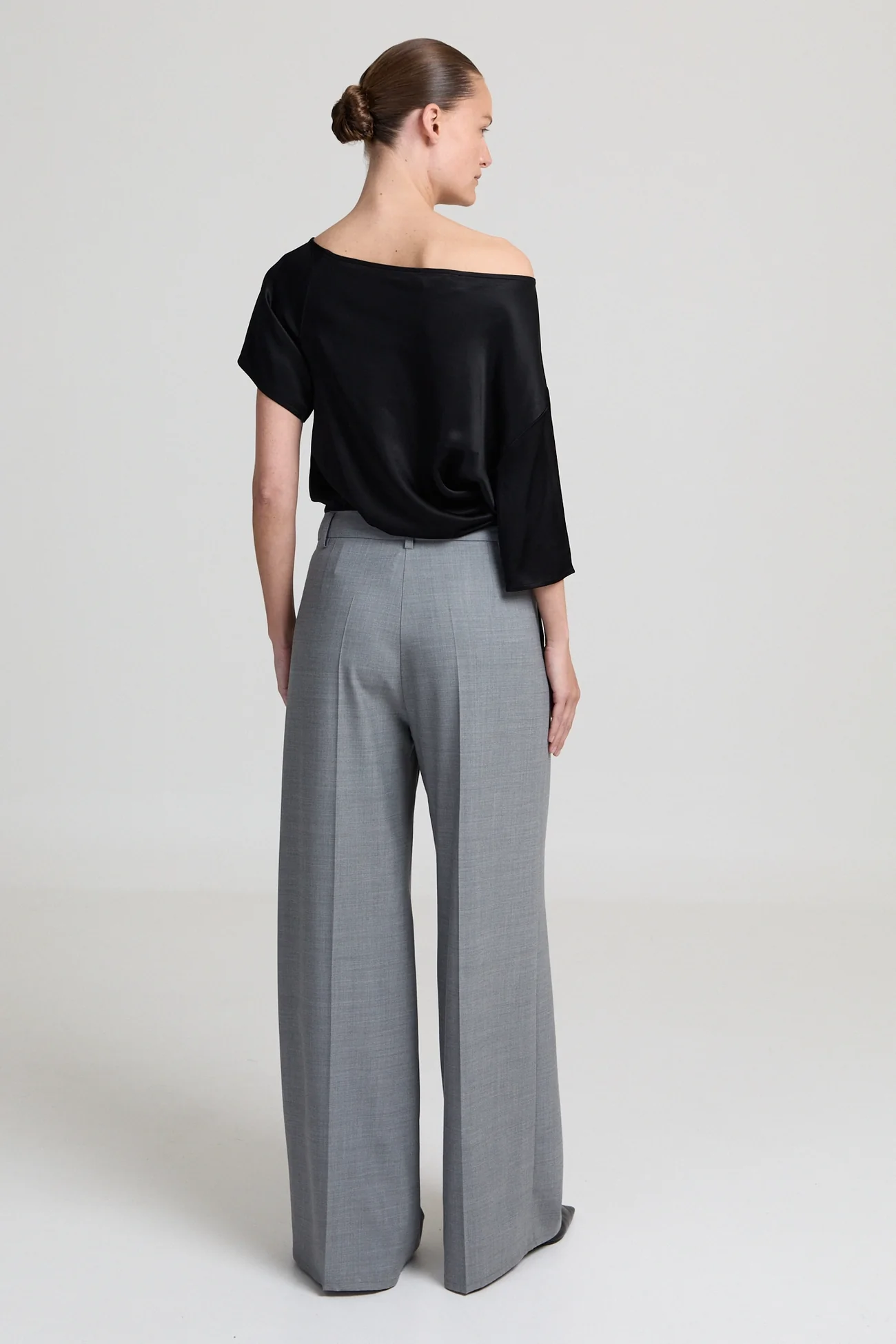 https://images.femalesconceptstore.becosoft.net/articles/Daphneoffshouldertopblack3.webp?qs=5883