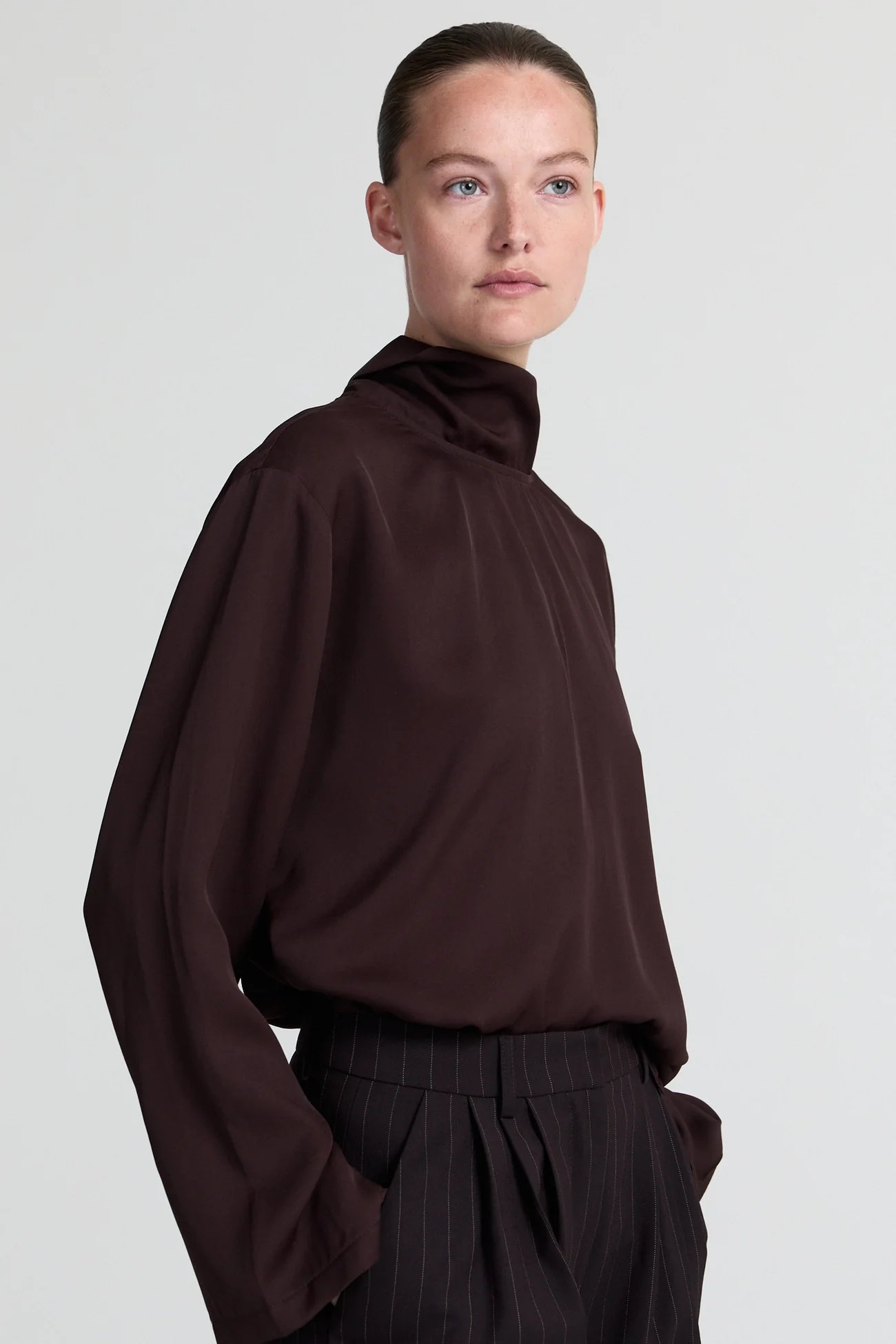 https://images.femalesconceptstore.becosoft.net/articles/Emiliablousebrown7.webp?qs=6312