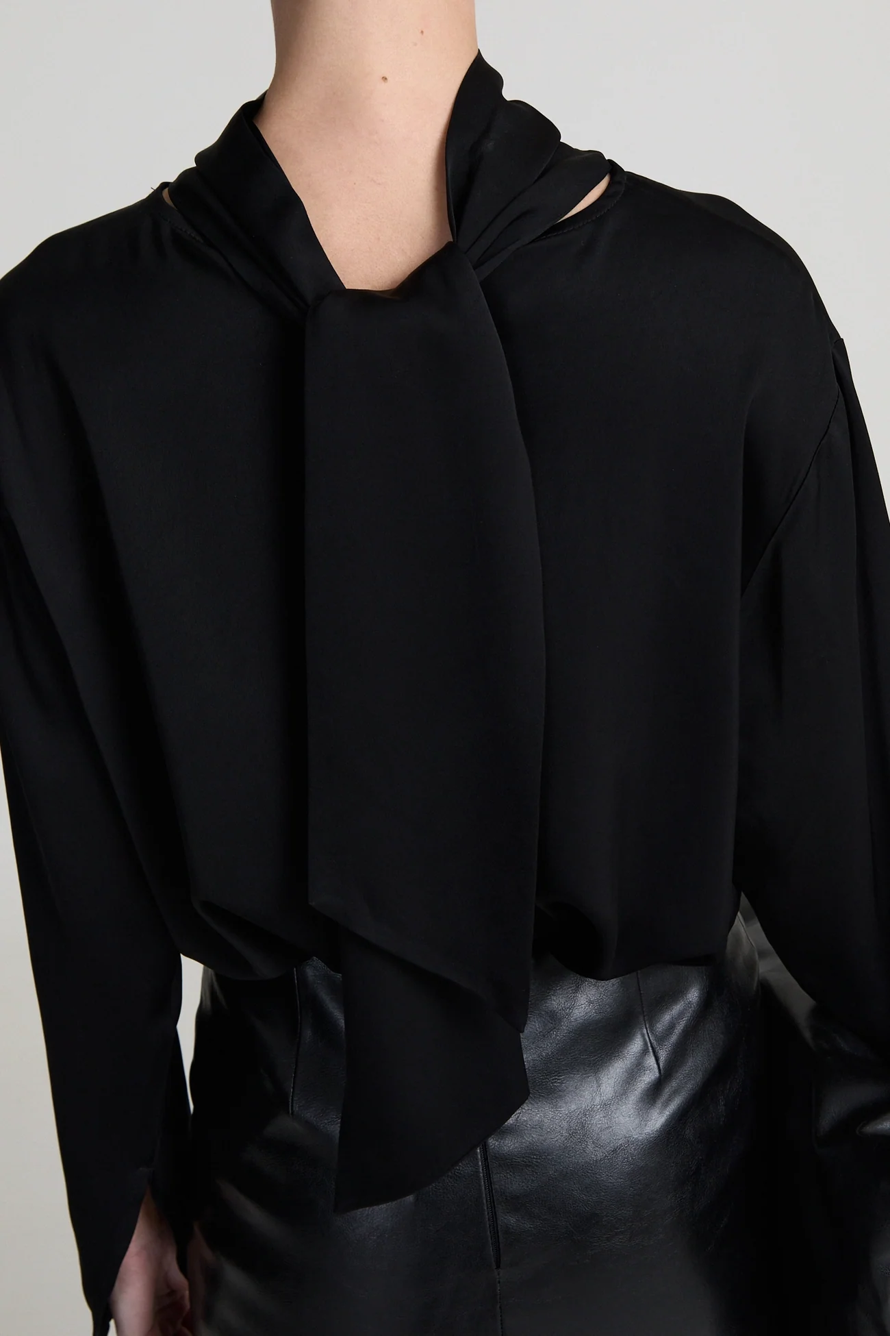 https://images.femalesconceptstore.becosoft.net/articles/Emiliasjawlblouseblack1.webp?qs=6799