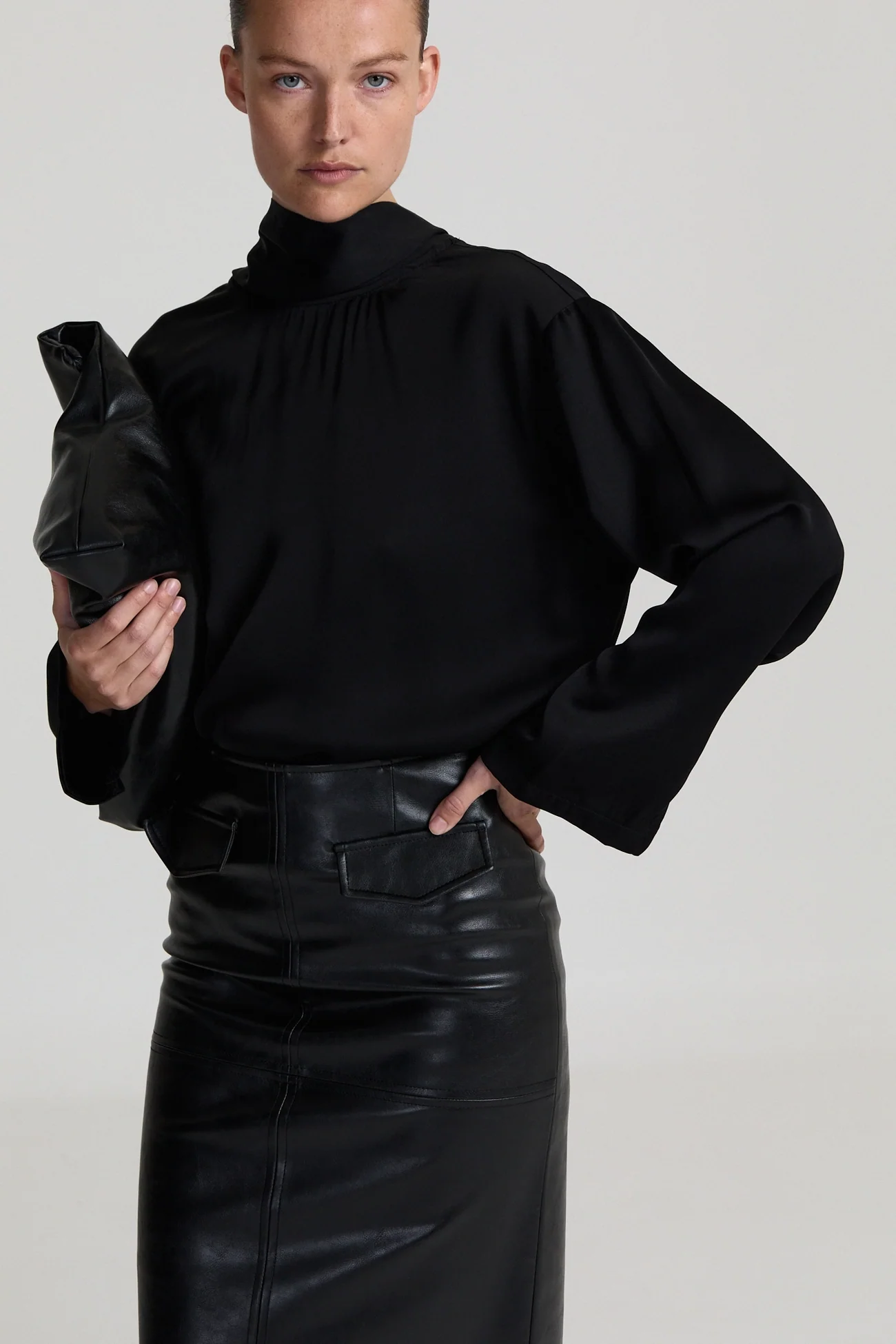 https://images.femalesconceptstore.becosoft.net/articles/Emiliasjawlblouseblack6.webp?qs=6798