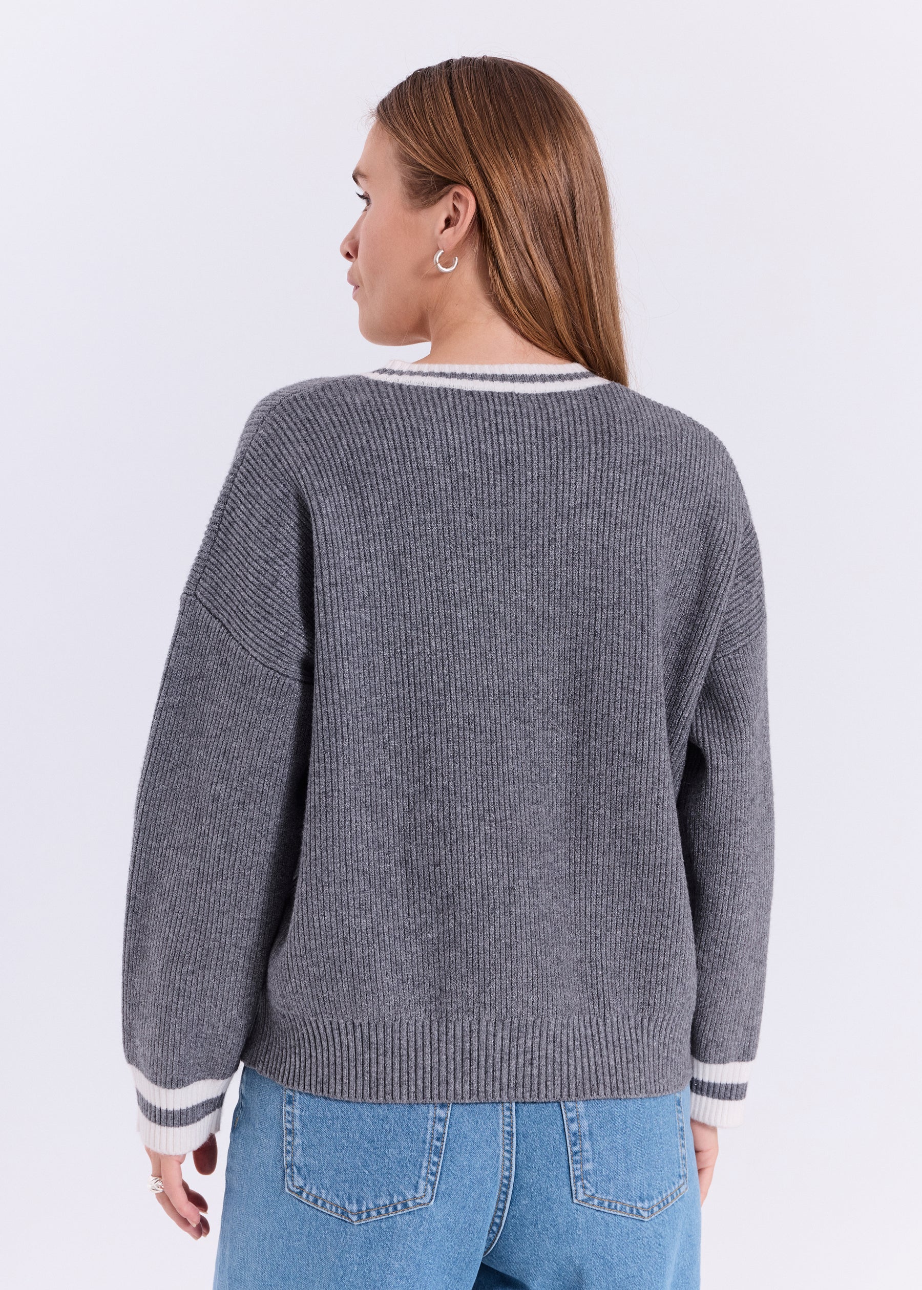 https://images.femalesconceptstore.becosoft.net/articles/Flena_knit_top-Knits-11863436-Dark_grey-2.jpg?qs=6653