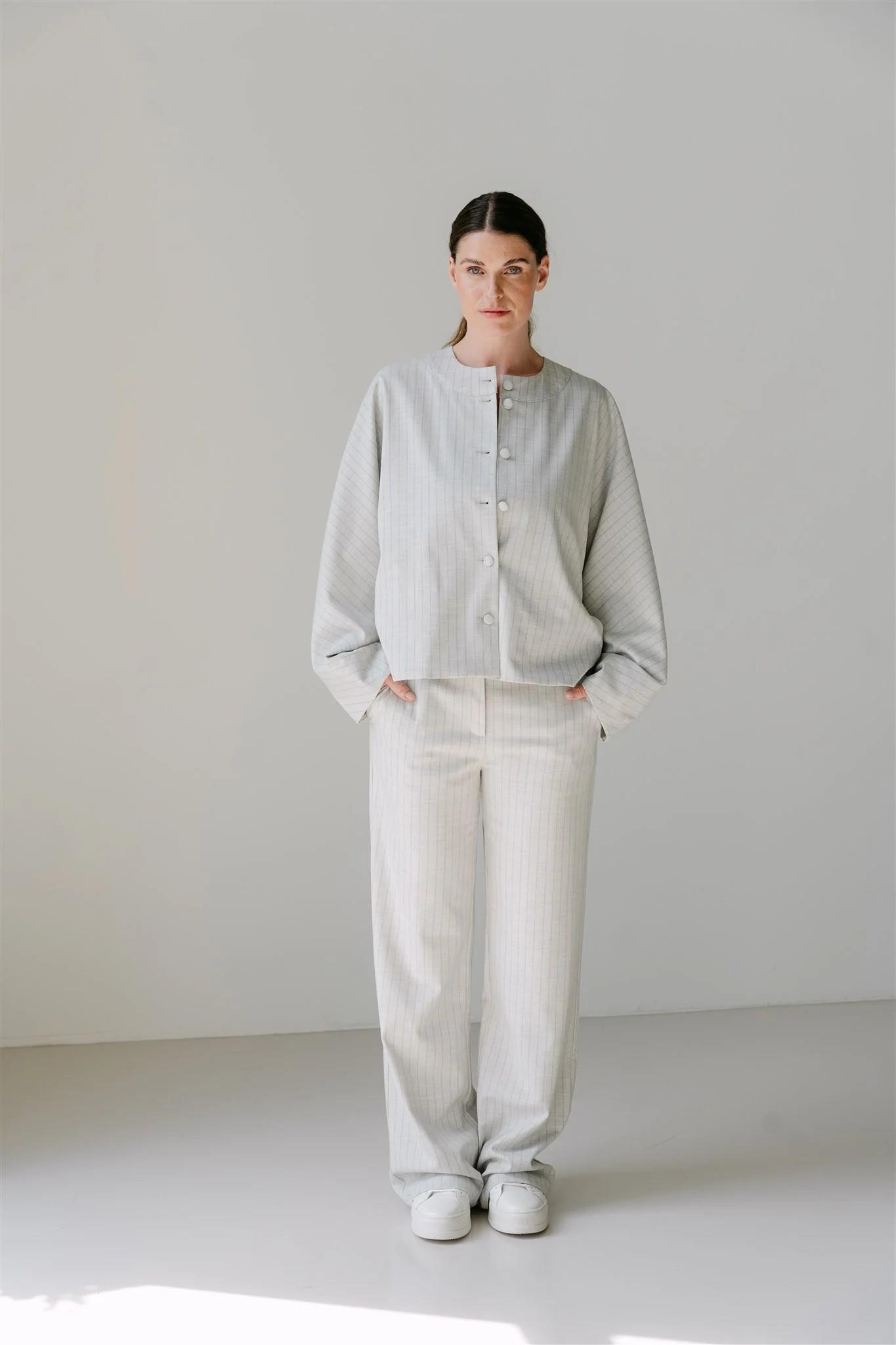 https://images.femalesconceptstore.becosoft.net/articles/FlorellaS6_jacket_MoosS6_trouser_light_grey_SS26_Aimee_the_Label_3_52d30f2e-39c6-4796-bbad-c53b782ba338.jpg?qs=4784