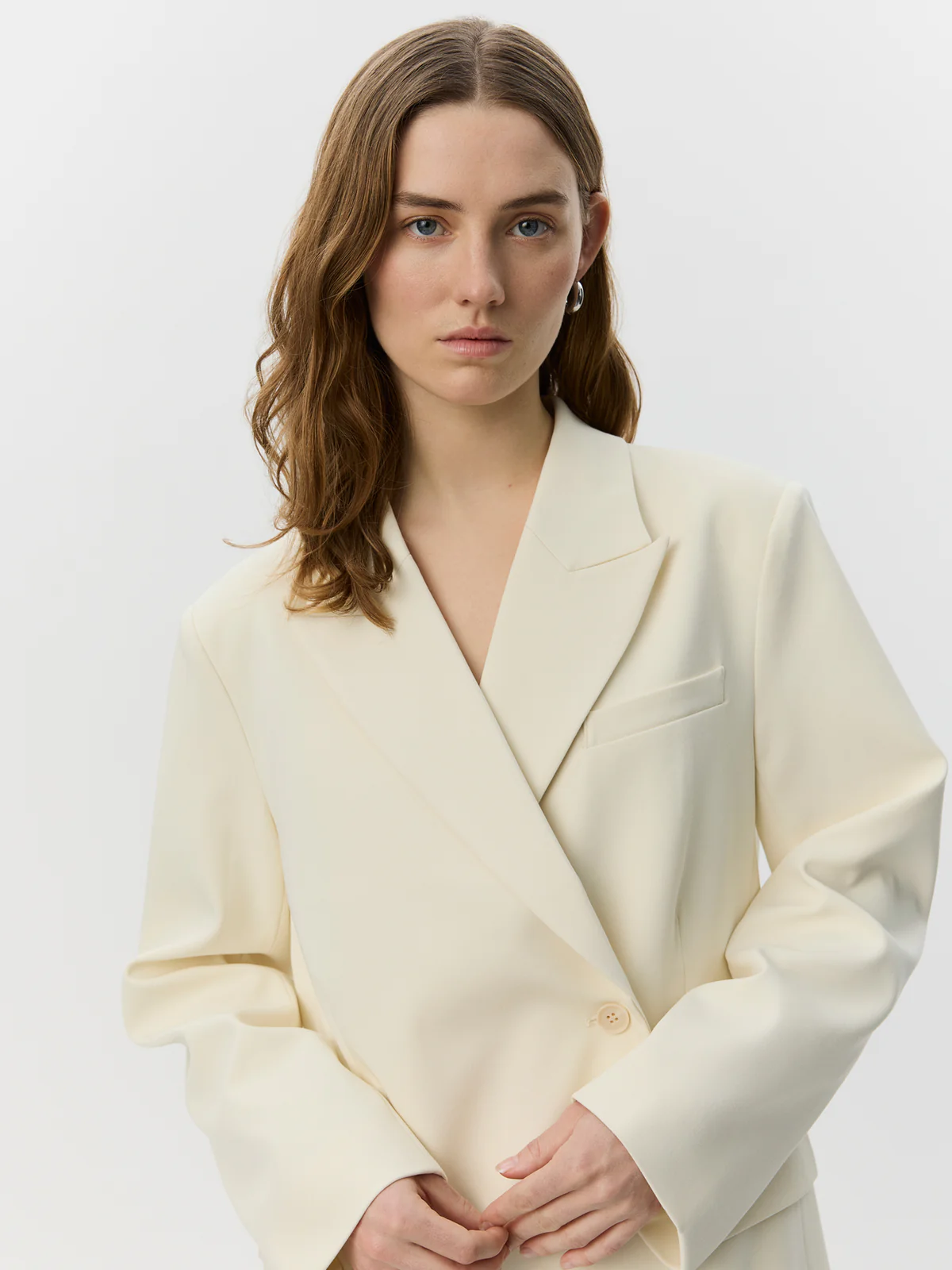 https://images.femalesconceptstore.becosoft.net/articles/HARPIRSW_BOXY_BLAZER-Blazer-S262370-0101_Off_white-4.webp?qs=5224