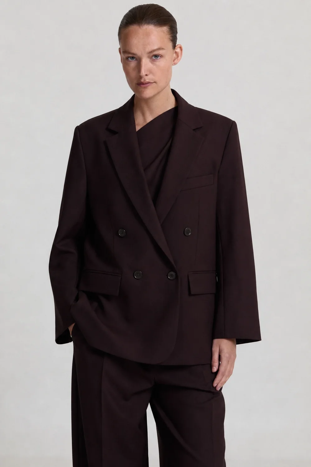 https://images.femalesconceptstore.becosoft.net/articles/Indyblazerdarkbrown.webp?qs=6323