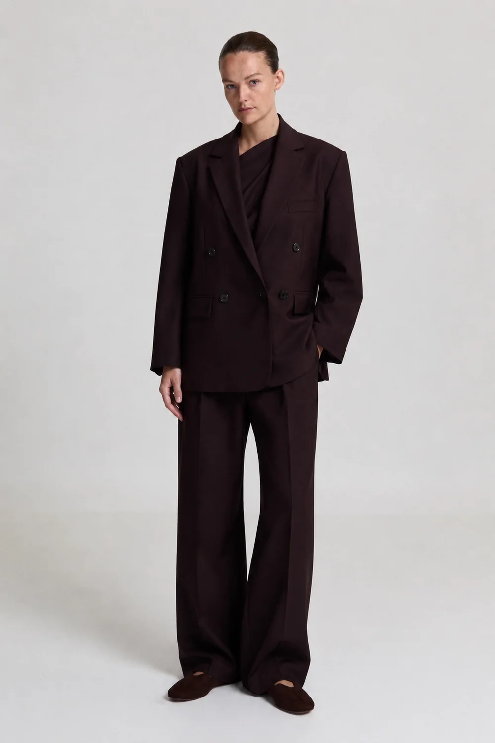 https://images.femalesconceptstore.becosoft.net/articles/Indydoublebreastedblazerdarkbrown2.webp?qs=6324