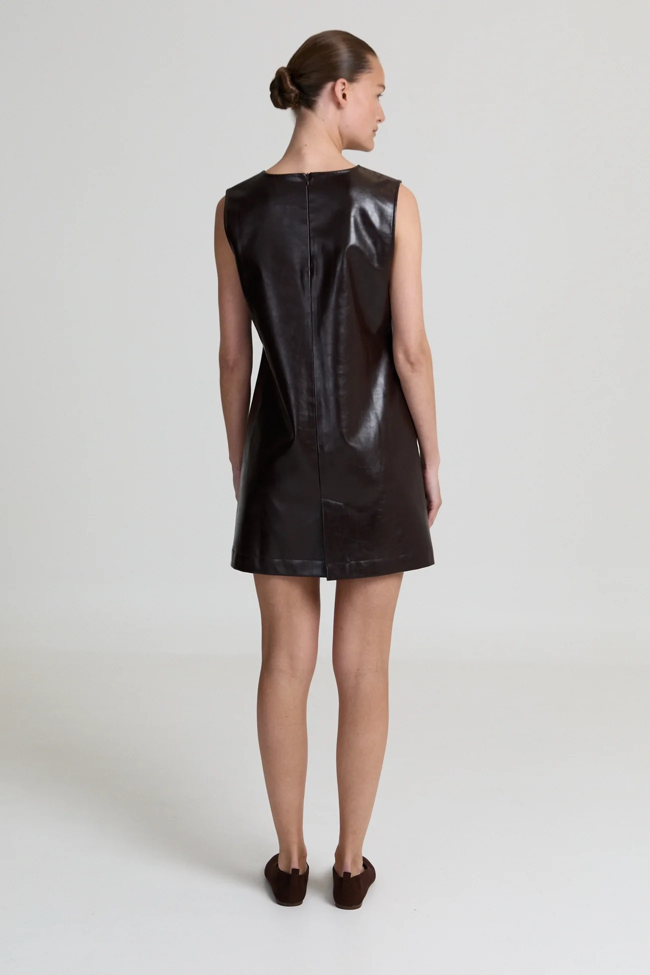 https://images.femalesconceptstore.becosoft.net/articles/Janebrownleatherminidress2.webp?qs=6388
