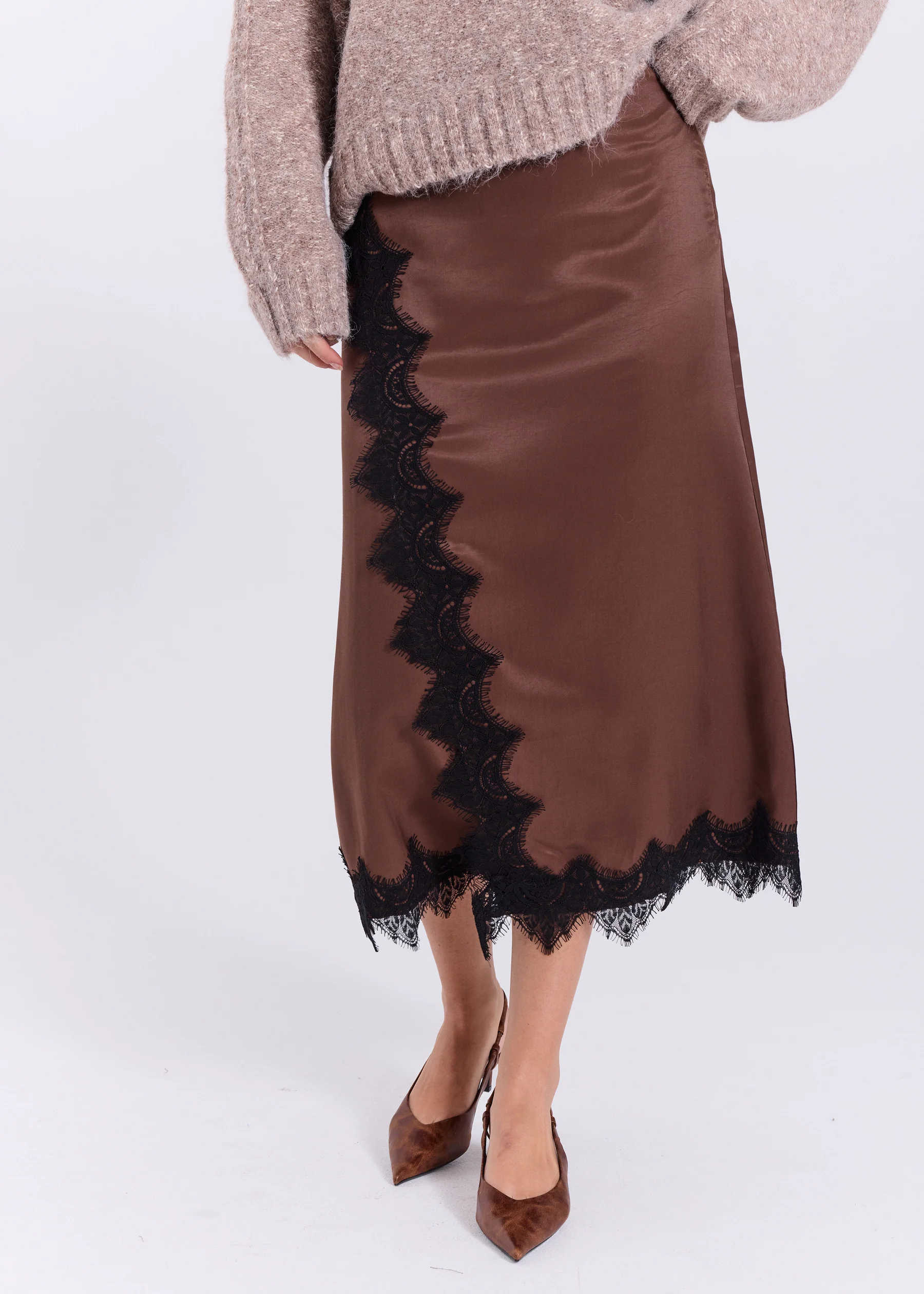 https://images.femalesconceptstore.becosoft.net/articles/Jola_lace_midi_skirt-Skirts-11863452-Dark_Brown.webp?qs=6657