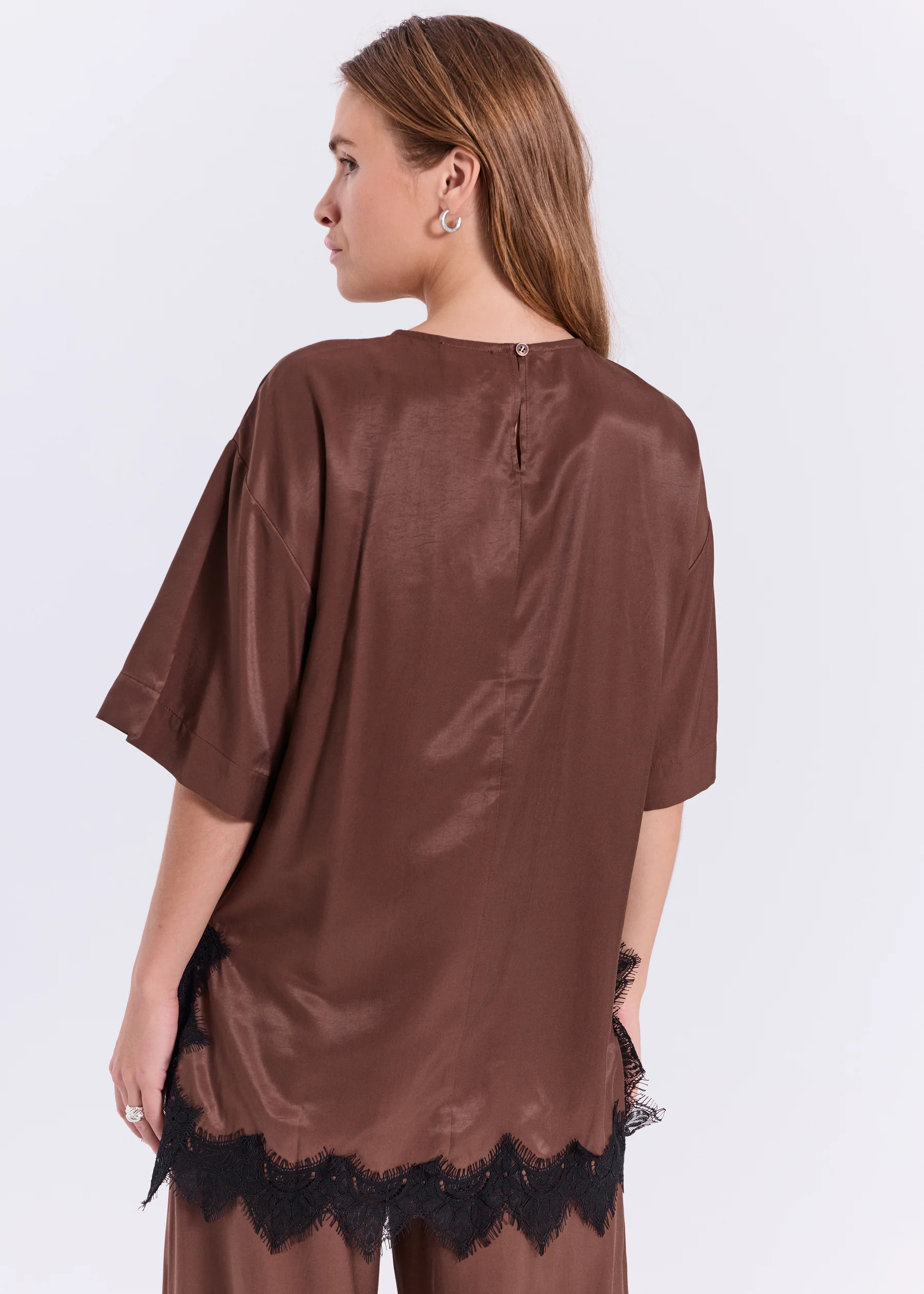 https://images.femalesconceptstore.becosoft.net/articles/Jola_lace_top-Tops-11863451-Dark_Brown-1.webp?qs=6656