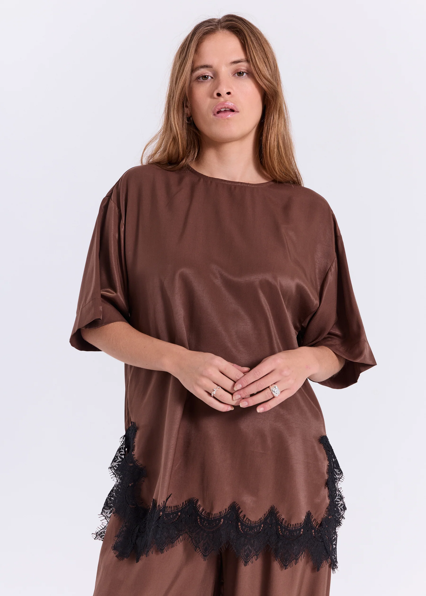 https://images.femalesconceptstore.becosoft.net/articles/Jola_lace_top-Tops-11863451-Dark_Brown.webp?qs=6655