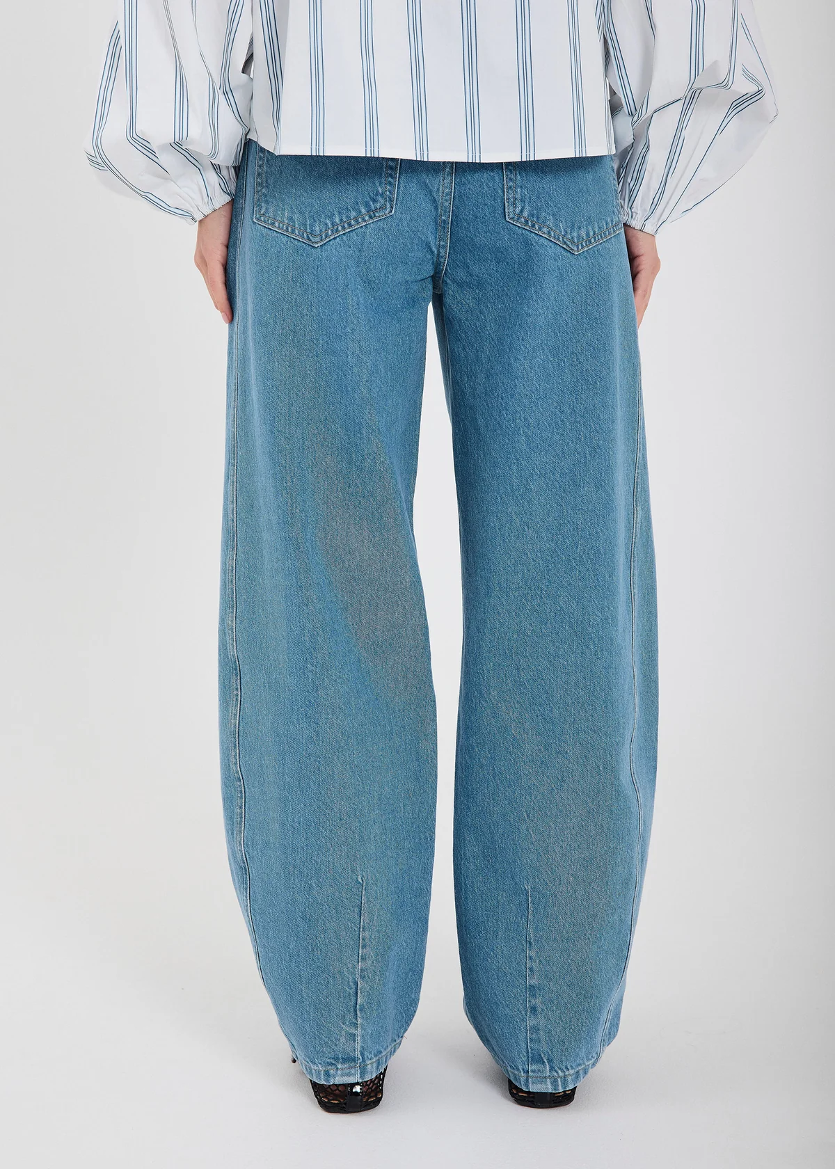 https://images.femalesconceptstore.becosoft.net/articles/Kenzie_barrel_jeans-Pants-11862942-Medium_blue_denim-3.webp?qs=4455