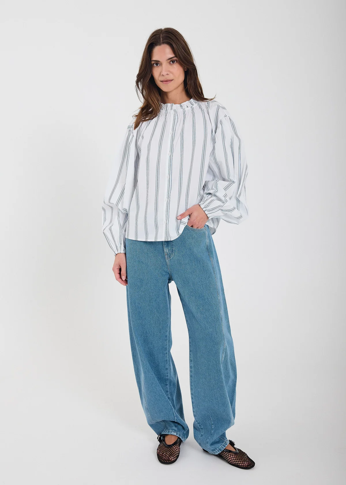 https://images.femalesconceptstore.becosoft.net/articles/Kenzie_barrel_jeans-Pants-11862942-Medium_blue_denim.webp?qs=4454