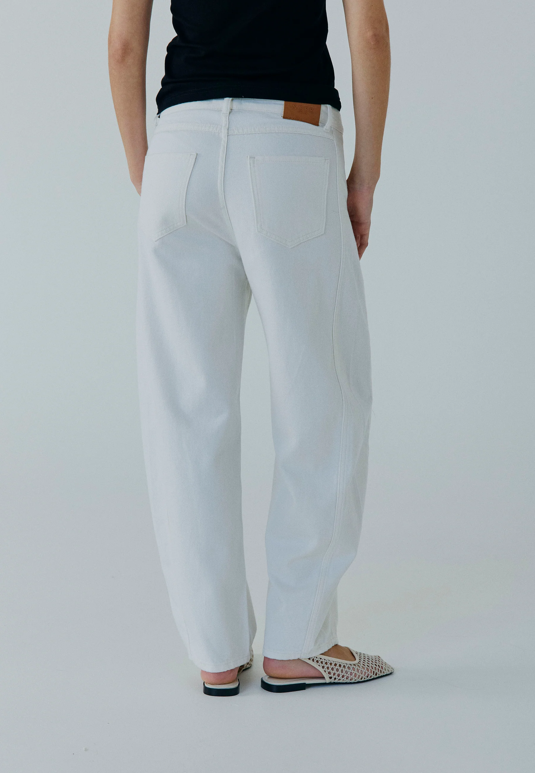 https://images.femalesconceptstore.becosoft.net/articles/Kenzina_jeans-Pants-11863294-White_wash-2.webp?qs=5293