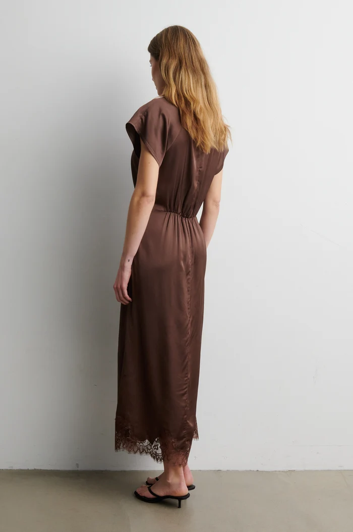 https://images.femalesconceptstore.becosoft.net/articles/Laceria2.webp?qs=5806