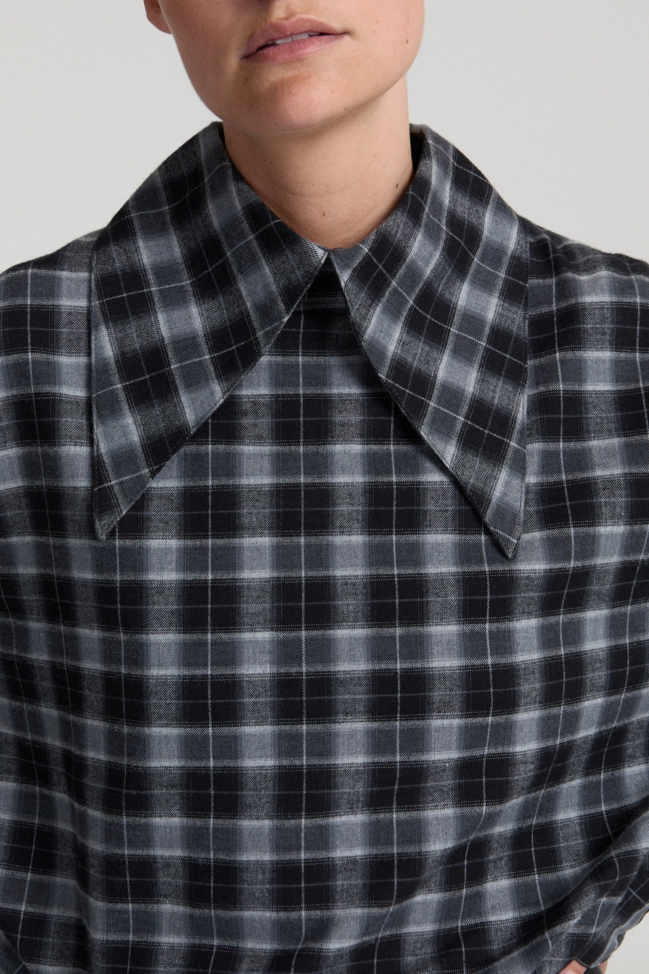 https://images.femalesconceptstore.becosoft.net/articles/LennonBabettegreycheckedblouse1.jpg?qs=5886