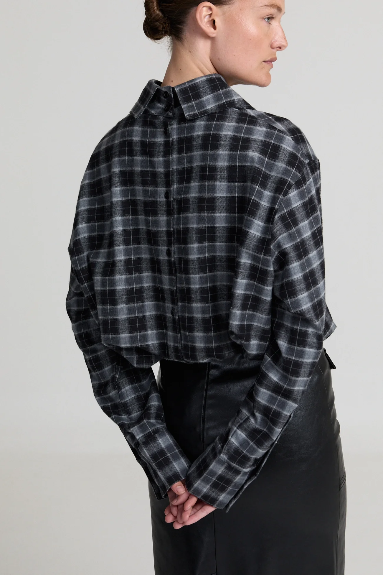 https://images.femalesconceptstore.becosoft.net/articles/LennonBabettegreycheckedblouse3.webp?qs=5885