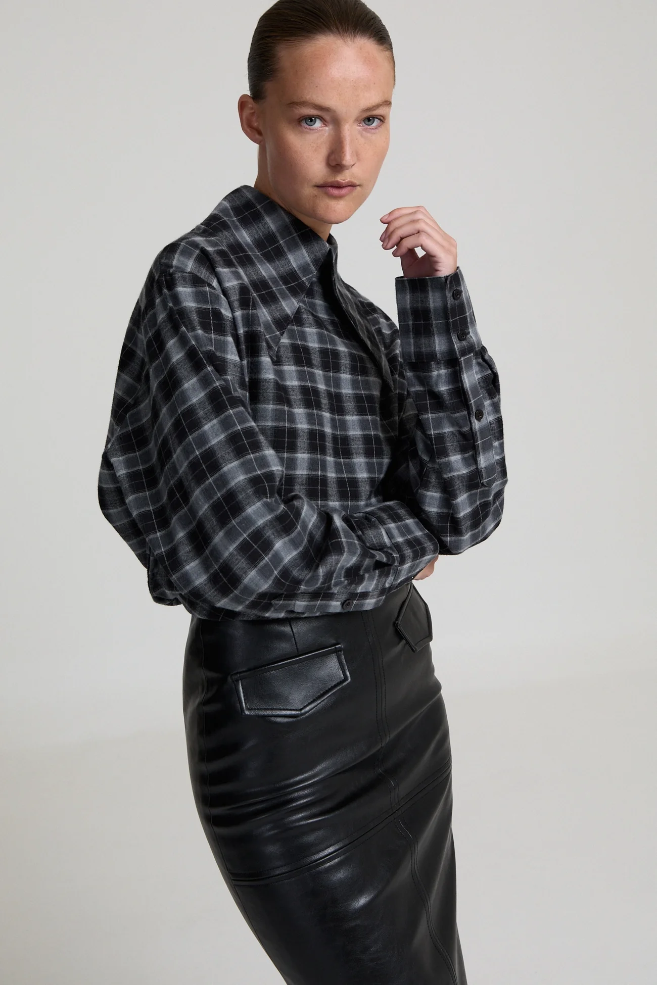 https://images.femalesconceptstore.becosoft.net/articles/LennonBabettegreycheckedblouse5.webp?qs=5884