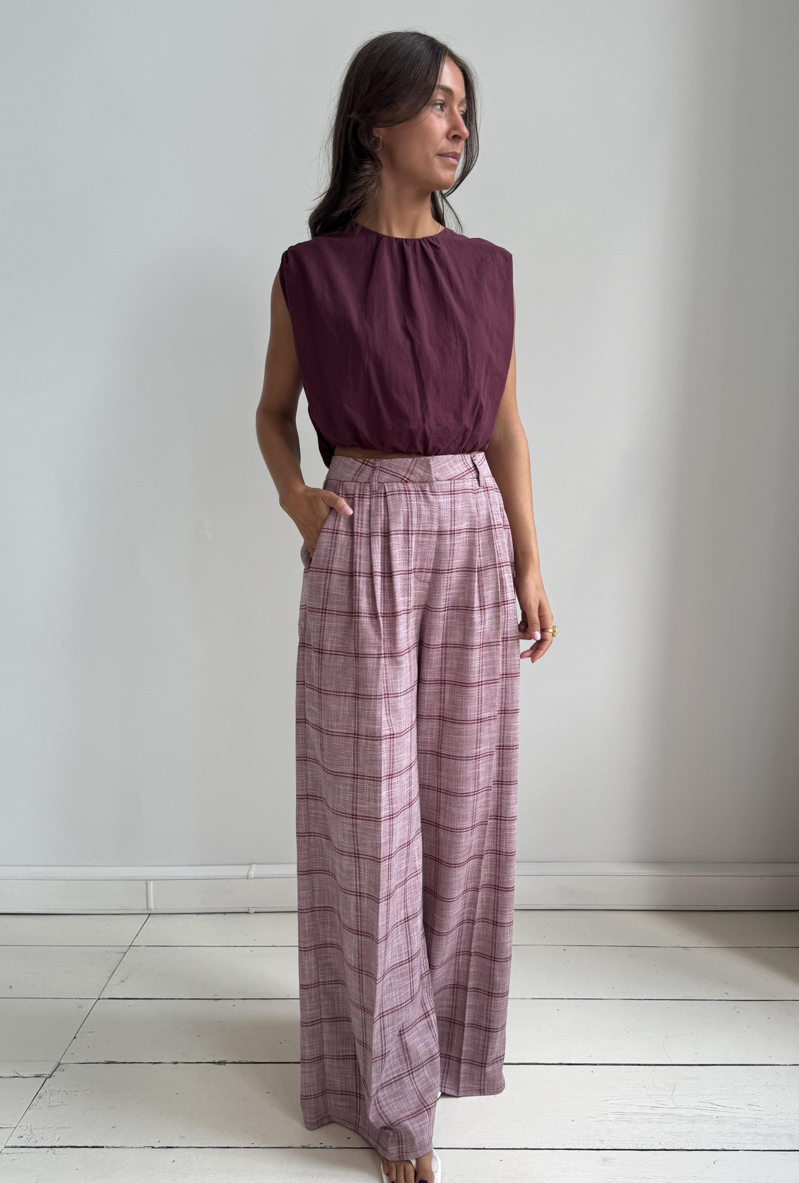 https://images.femalesconceptstore.becosoft.net/articles/Leonie-pink-burgundystripesIMG_3378.jpeg?qs=4909