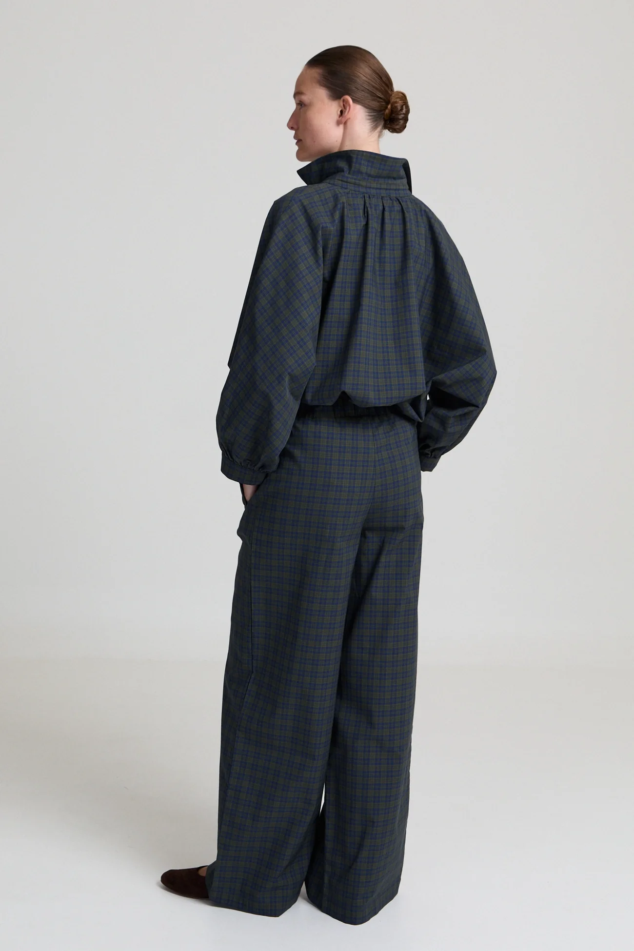 https://images.femalesconceptstore.becosoft.net/articles/Leonie.khaki.Blue.checked3_ccaa8e27-fb94-4eab-ad4a-9123e7f92b2d.webp?qs=6319