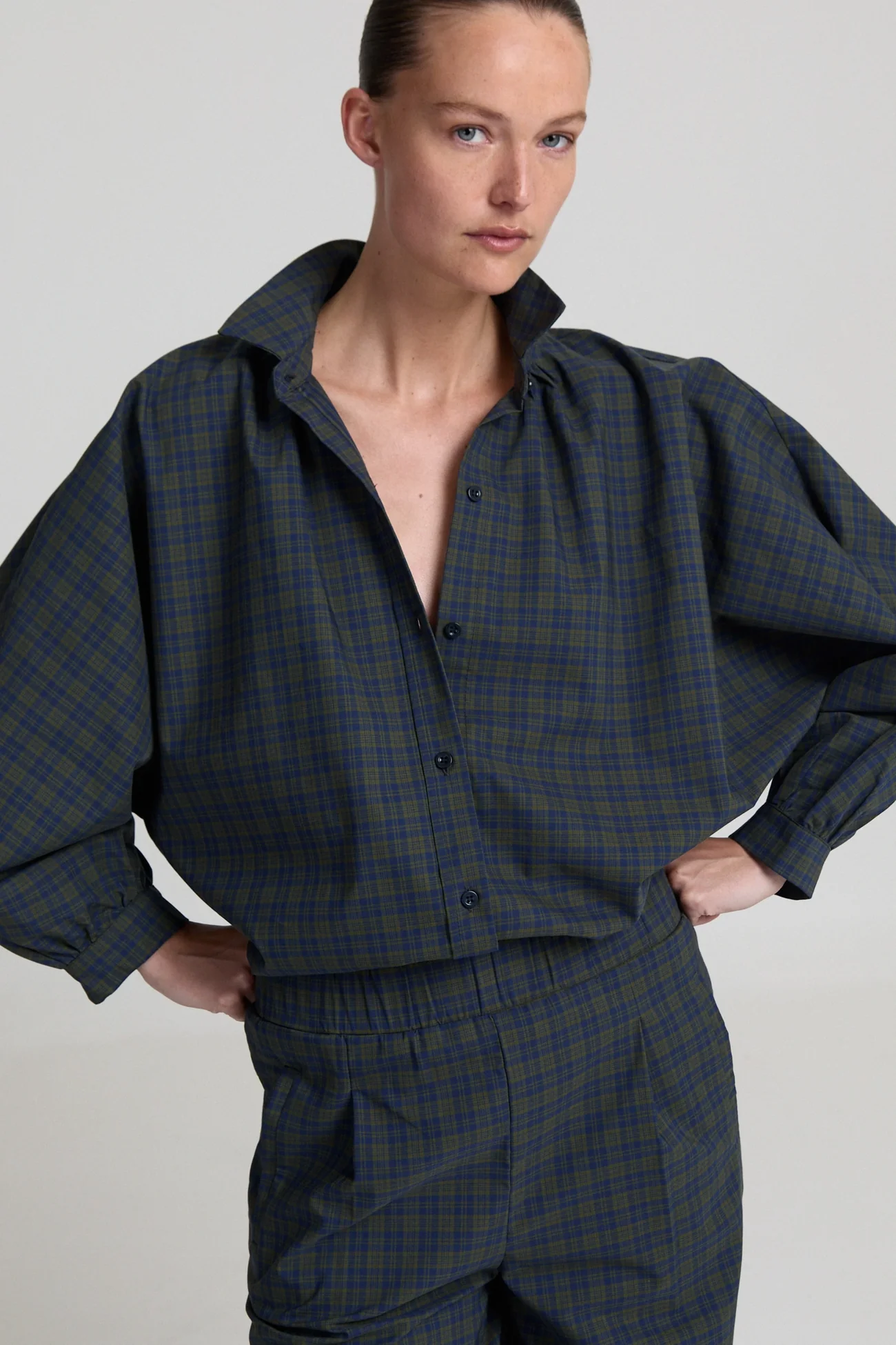 https://images.femalesconceptstore.becosoft.net/articles/Leonie.khaki.Blue.checked5_84f39c24-21de-4d4d-9b96-58075d0c81d2.webp?qs=6318