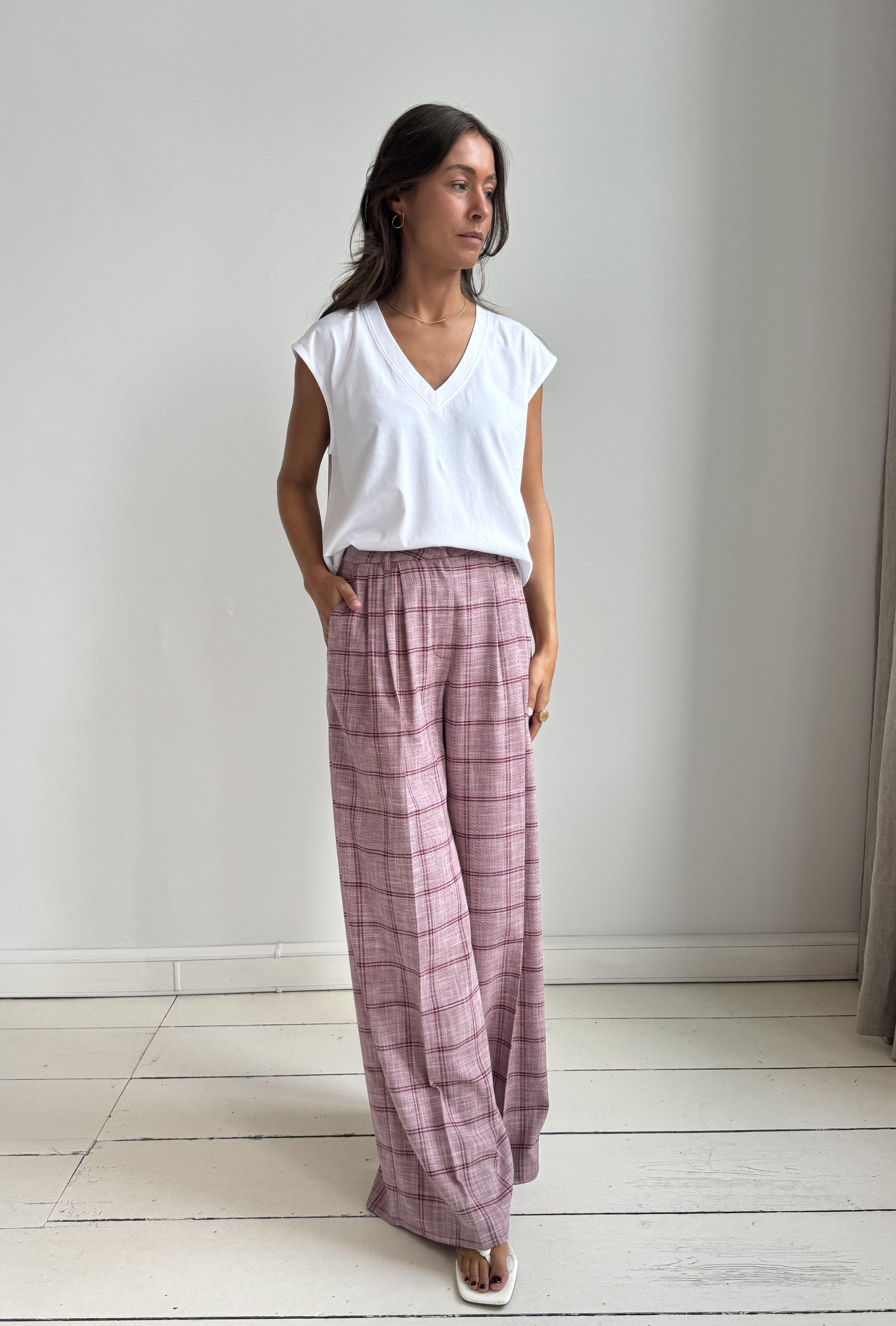 https://images.femalesconceptstore.becosoft.net/articles/Leonie_pink-burgundystripes2-IMG_3372.jpeg?qs=4910
